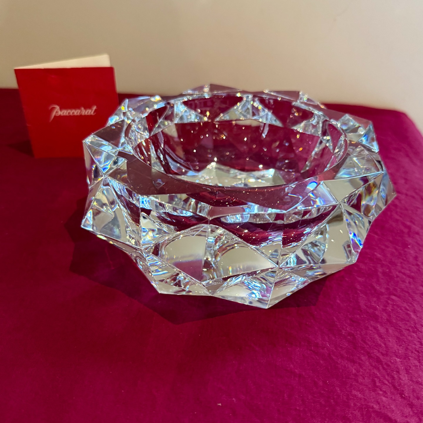 Baccarat superbe coupe / vide poche en cristal .
Cristal épais , décor pointes de diamants en relief .
Ø : 17,5 cm
Hauteur : 7 cm
Épaisseur : 2,5 cm
Poids : 3kg380
Un très joli vide poche ou coupe décorative .
En très bel état , brillance et transparence impeccable .
Signé du cachet de la cristallerie de Baccarat .
Et également marquée « Art du verre , palais du Louvre 1951 reproduction »
A savoir en 1951 c’est déroulé l’exposition de l’art du verre à Paris .
🛒 prix et disponibilité dans la boutique en ligne.
#baccarat #cristal #cristalbaccarat #coupe #videpoche #décoration #diamants #brillance #artduverre #savoirfairefrançais #1951 #objetdeco #antiquites #misslittlebottle