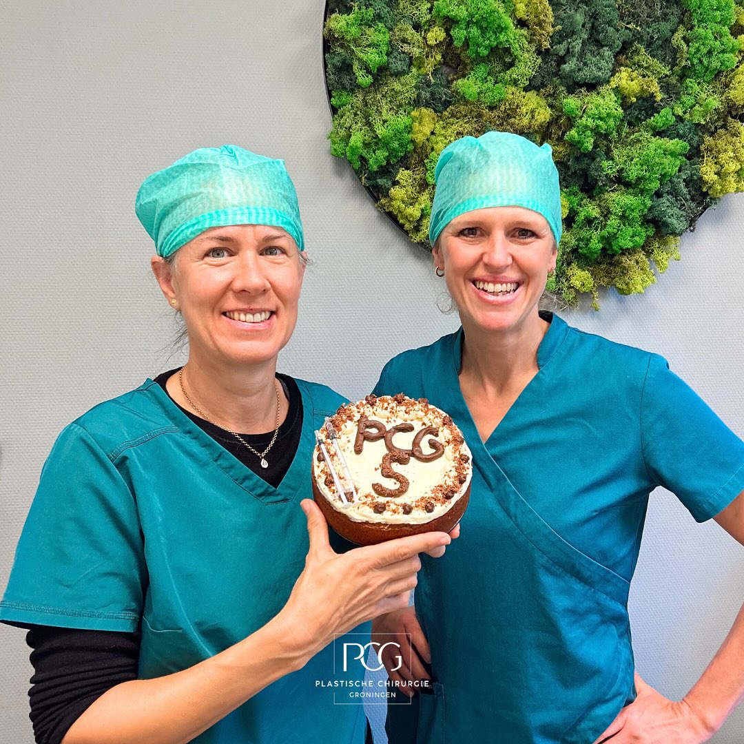 Tijd voor taart!🎂 Deze week staan we stil bij 5 jaar PCG 💛
We zijn trots op onze groei - meer specialisten, meer mogelijkheden en vooral: meer vertrouwen van onze patiënten!
Dr. Tempelman en Dr. van der Beek vieren het vandaag in stijl (met een speciale PCG taart gemaakt door onze assistente Merle 😉).