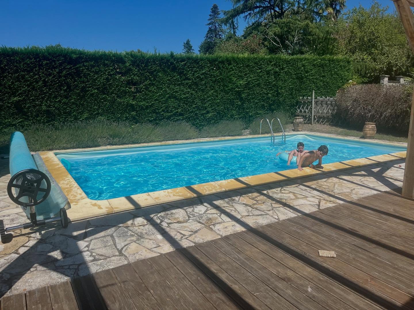 All looking good apart from an aged liner with more wrinkles than a shrivelled prune and a fractured leaking skimmer 🫤 both to be replaced for 2026 🫡😎💪 Get your pool renovation booked in now..Don’t leave it too late 🙏#poolrenovationfrance