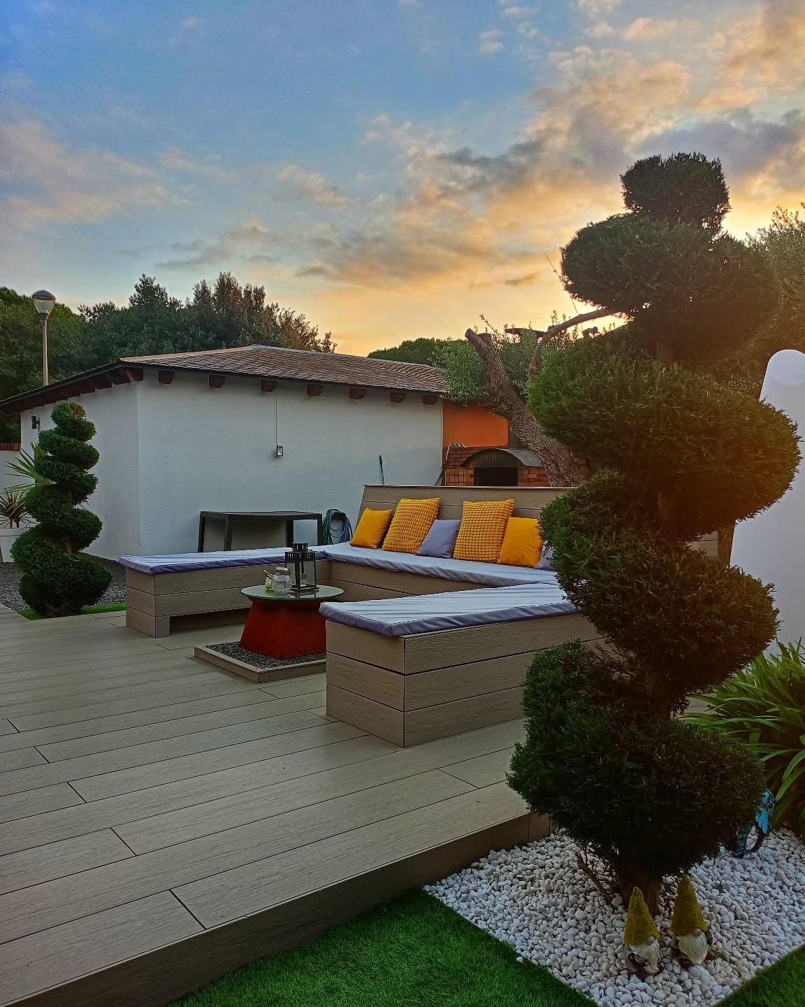 Hay lugares que te recuerdan que no hace falta correr para llegar. Sin reloj, sin prisa, solo presente. Aquí todo se siente diferente. 🌿
👉🏼 Compártelo con quien vendrías.
#CaLaMary #escapadacostabrava #casaconencanto #vivirdespacio #rinconesconalma #Vidreres