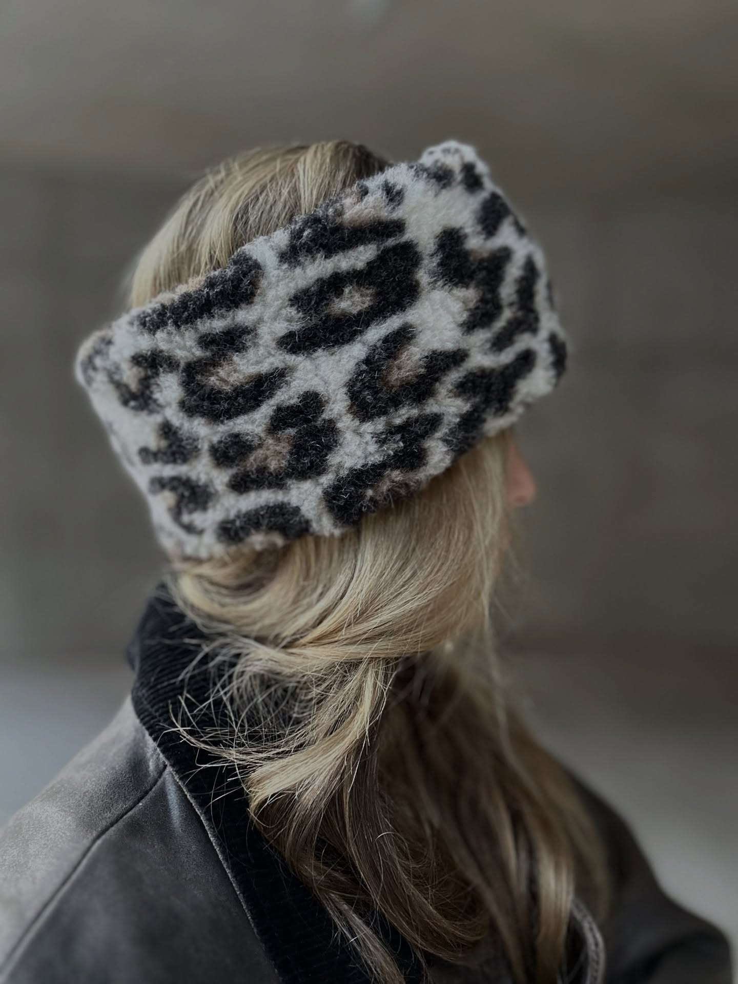 Neue Lieblingsteile aus Wolle sind in unserem Shop angekommen. Alles natürlich von @alwero_official
• Leo-Ohrenwärmer
• Teddy-Rucksack für die Kids
• Woll-Blazer/Jackets in Sand und Taupe
#ntk #nexttokate #newstyles #alwero #alwerohändler