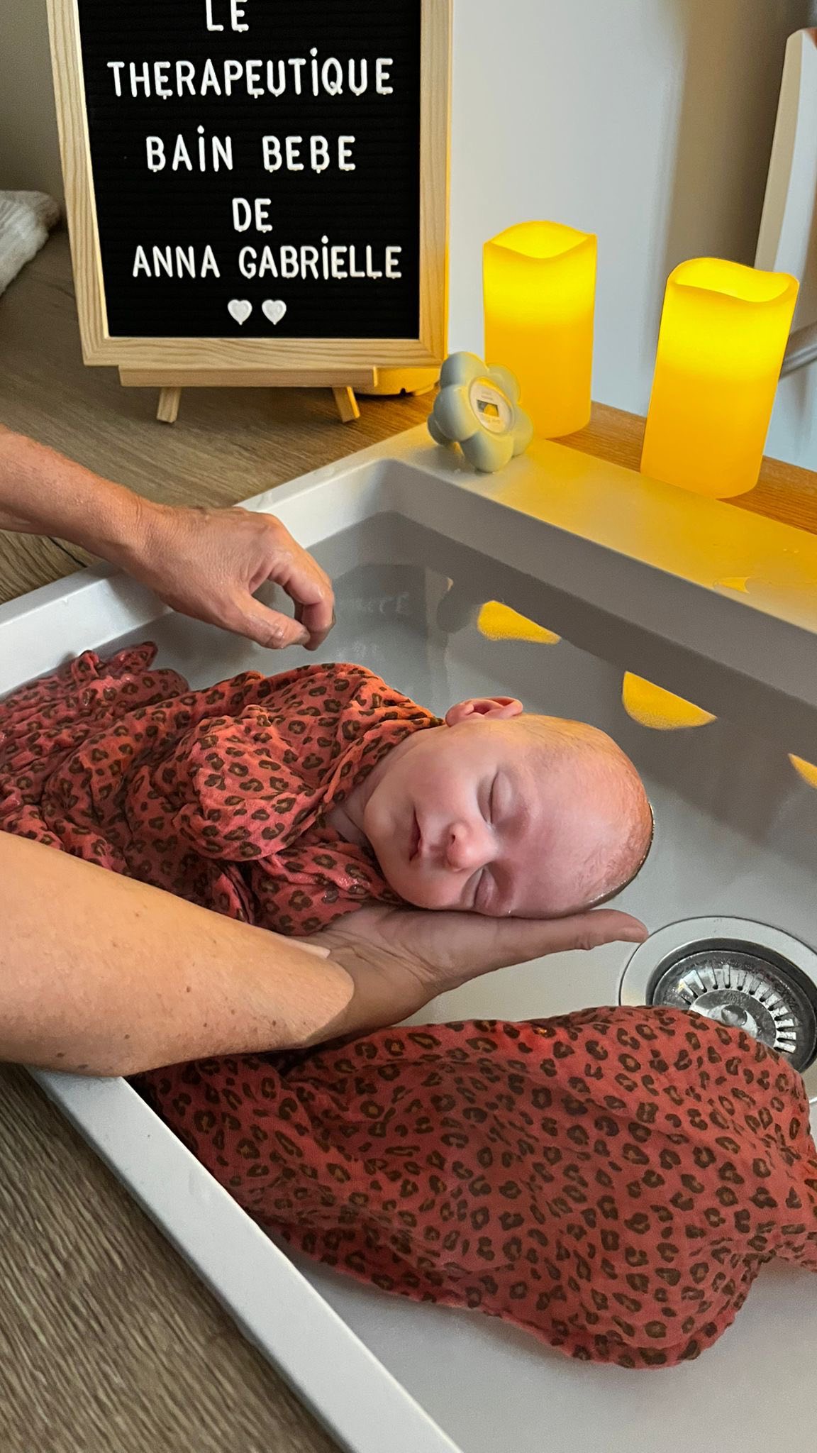 Le Thérapeutique Bain Bébé est un soin d’accueil unique créé par Sonia Krief. Plus qu’un simple bain, il offre à bébé une transition en douceur entre la vie intra-utérine et le monde extérieur, dans une eau à température idéale. Ce moment apaise, sécurise et libère les tensions liées à la naissance. Pour les parents, c’est une expérience émouvante et inoubliable. Une idée de cadeau de naissance pleine de douceur et de sens.