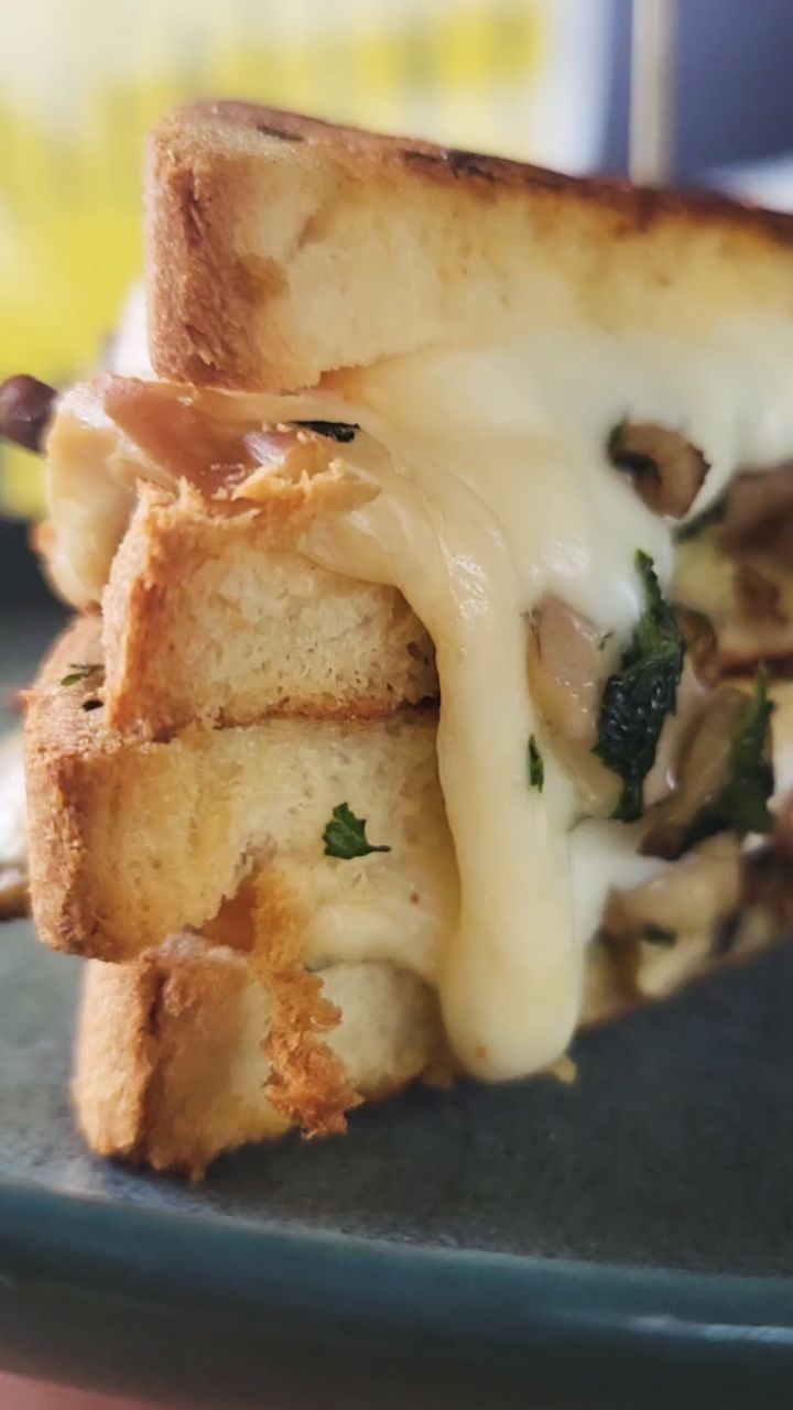 Si tu aimes autant le pain, le fromage et les champignons 🍄 que moi, alors tu vas adorer cette nouvelle recette.
À la carte dès cette semaine 😉
#grilledcheesesandwich #grilledcheeseplease #grilledmushrooms #barrywhiteforever #foodtrucklife #foodporn