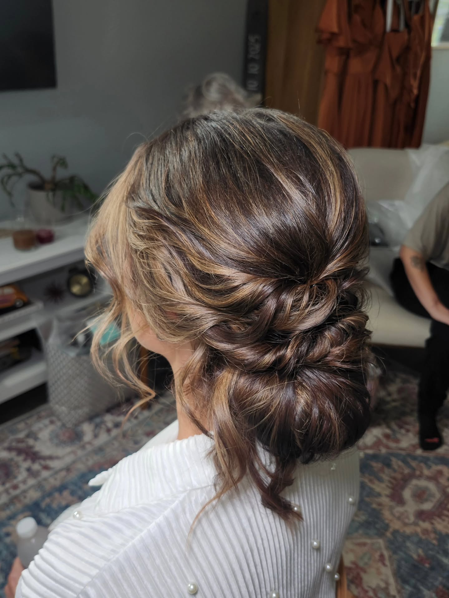 Boho Bun
#updoartist #vabridalhair #vabride #rvabridal #brunettebride #bohoupdo