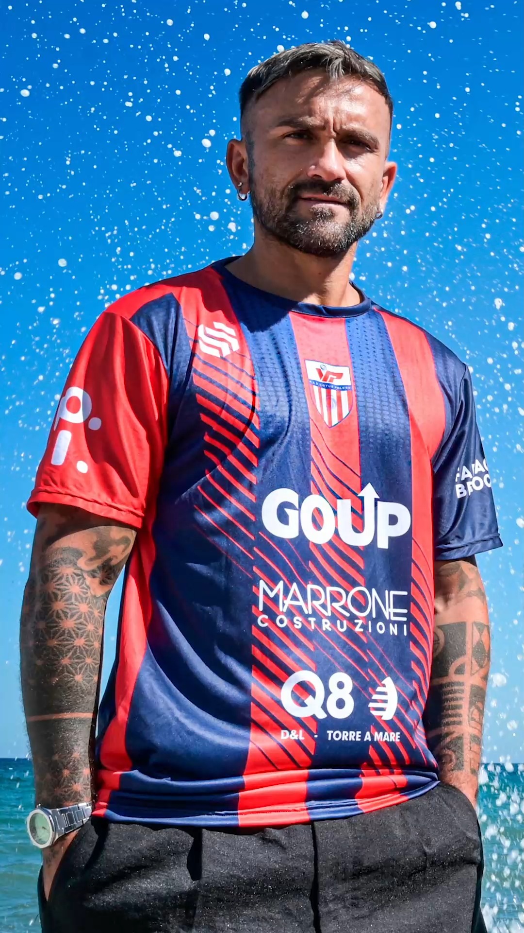 Non è solo una maglia. È l’appartenenza a un sogno condiviso.
Per la Virtus Palese, abbiamo curato ogni dettaglio dello shooting dei nuovi Home Kit 2025/2026: dalla scelta della location, pensata per esaltare i colori e il legame con il territorio, fino al video promozionale di presentazione, capace di raccontare l’identità della squadra e l’orgoglio della sua tifoseria.
Ogni scatto e ogni inquadratura sono pensati per trasformare l’immagine in emozione, il kit in simbolo di appartenenza e la comunicazione digitale in un ponte diretto con la comunità.
Scopri il video shooting e il progetto completo su www.creativeintelligence.it
#virtuspalese #homekit2025 #creativeintelligence #comunicazionesportiva #sportmarketing #digitalstrategy #forzavirtus #appartenenza @virtuspalese @veneziano_andrea