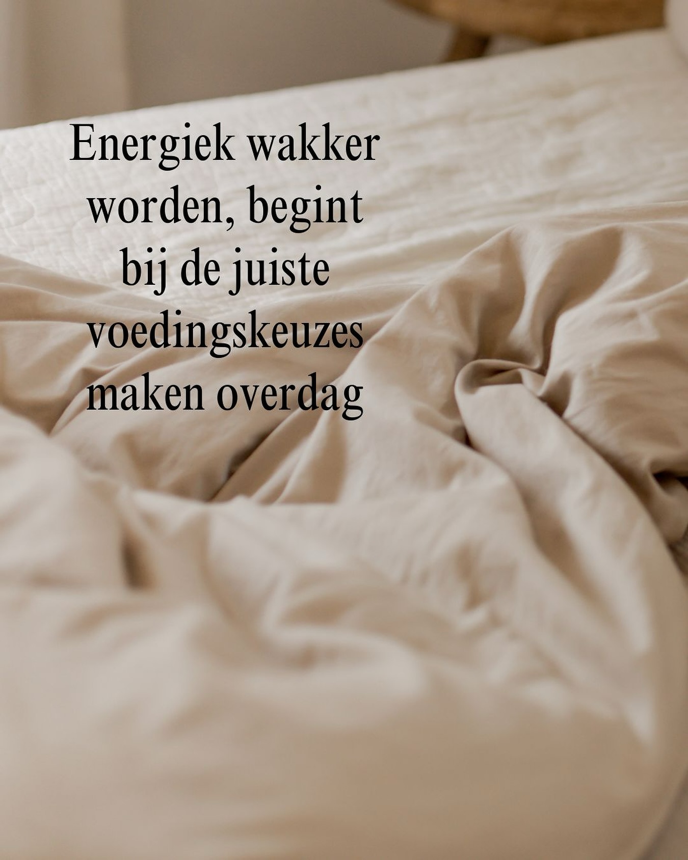 Het bloedsuikertraject is net weer begonnen en ik mag weer dagelijks meekijken met de eetdagboekjes en bloedsuikergrafieken van de deelneemsters. Mega interessant.
Onmiddelijk zie ik:
➡️ Welke voedingskeuzes zorgen voor die energie dipjes na de maaltijd van de deelneemsters.
➡️ Wat maakt dat er buikklachten zijn of juist brainfog.
➡️ Waardoor iemand vermoeid wakker wordt. Want ja, ook wat je eet bepaald hoe goed je slaapt.
Je goed voelen, écht goed voelen, niet ‘’prima voelen’’ en op wilskracht doorgaan.
Hangt voor het grootste gedeelte af van de voedingskeuzes die je maakt.
En heel eerlijk; het is ook rete lastig tegenwoordig.
Je weet door al die informatie op instagram, tiktok, tv reclames, marketing op product verpakking toch écht niet meer wat voor jou werkt?
En dit is precies wat ik terug zie in voedingsdagboekjes.
Alles zou zogenaamd gezond voor je zijn. Maar heel eerlijk? Er wordt maar weinig gedeeld online en in reclames waar jouw energie level écht beter van wordt.