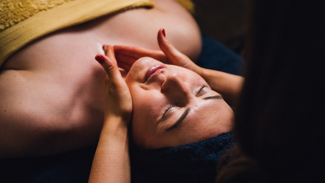 Treat your skin to the gentle luxury it deserves.✨🌿 Our organic skincare solutions provide deep nourishment, ensuring long-lasting skin health and wellbeing. Feel the soothing embrace of nature with every treatment crafted by our team.. Ready to indulge? Come visit us! Link in bio.
#OrganicSkincare #SkincareGoals #DivaLanark #LuxuryBeauty #NaturalBeauty #SkincareRoutine #Healthyskin #Relaxation #Facials #PamperYourself