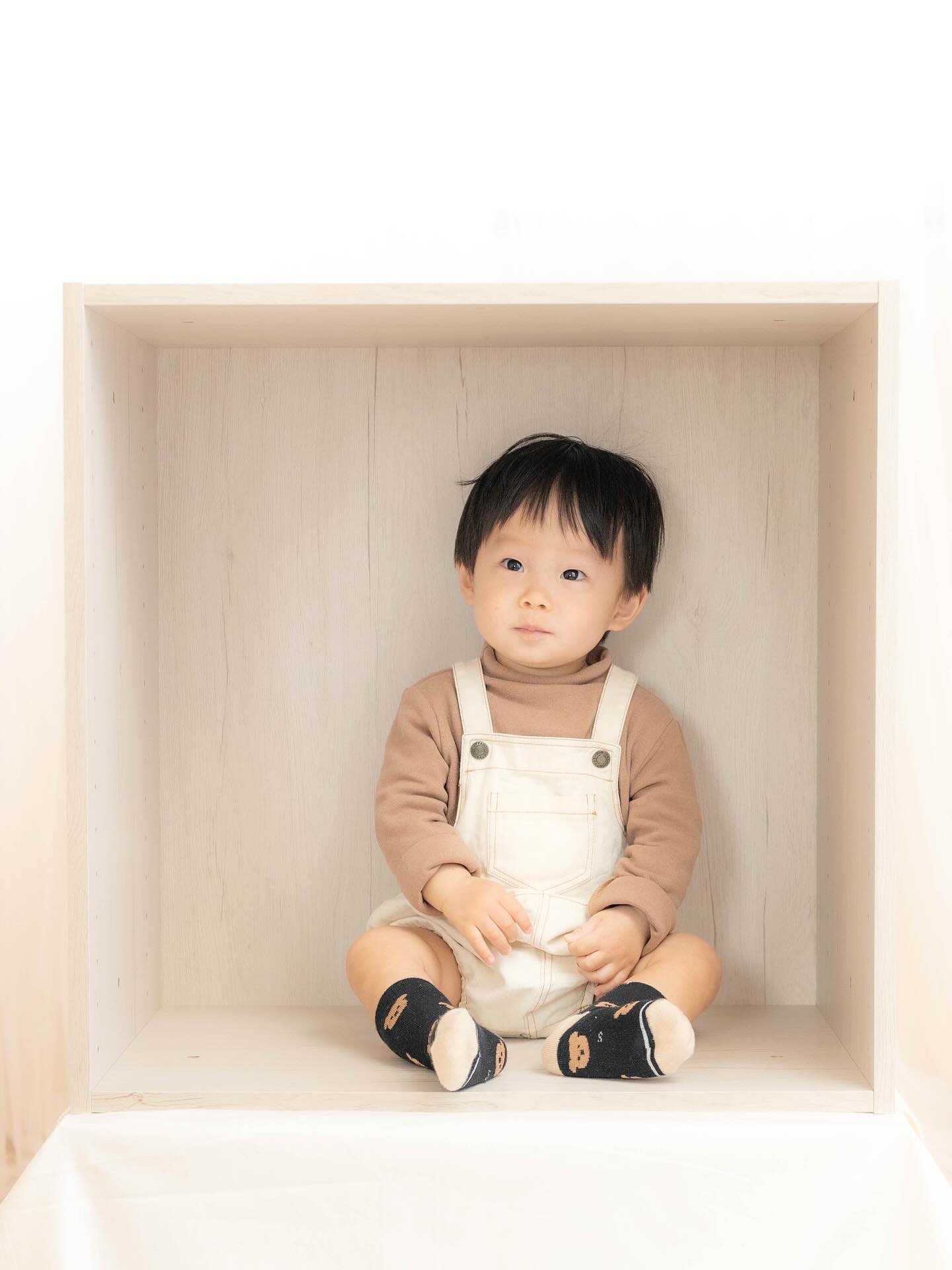 【ボックスフォト】
9枚の写真をつなぎ合わせて
1枚の写真にする撮影方法です
今日は、その一コマを紹介します。
元気いっぱいの男の子
途中ママも撮影大丈夫かな?って
ドキドキ様子でしたが
ママの方をじーーと見つめて
この後ニコッとする瞬間がとっても可愛かったです。
ママもその瞬間はとっても幸せそうでした。
撮影前はママもお子さんもドキドキした様子でしたが、
帰る頃には、安心して帰られます。
慣れない事をするっていつも以上にパワー使って
大変な事もあるけど
出来上がったお写真をお見せすると
幸せでとろけそうなお顔になっています。
そんなママのお顔を見ると
幸せそうで私も毎回とろけてます。
✼••┈┈┈┈┈┈┈┈┈┈┈┈┈┈┈┈••✼
予約方法
プロフィール欄のリンクより
予約をお願いします。
@smileseed_photostudio
↑
アカウント押すと、プロフィールに
飛べます🔍
リンクページのお問合せより必要箇所を
ご入力頂きお送りください。
✼••┈┈┈┈┈┈┈┈┈┈┈┈┈┈┈┈••✼
大事にしていること…
スタジオは小さな一軒家です。
プライベート空間でゆったりと撮影が
出来ます。
人目を気にしなくても大丈夫です。
泣いても不機嫌でも人見知りでも
ご安心ください♡
赤ちゃんでもいつもと違う環境だと
緊張してしまうと思うので
おうちと同じように過ごせる
小さなスタジオでリラックスして頂ける
ことを大切にしています。
保育士、ベビーマッサージ講師歴10年以上の
フォトグラフォーが寄り添いながら撮影
を心掛けています。
心配なことがあったら事前に話してくださいね
毎日暑いので、お部屋を涼しくして
お待ちしております。
✼••┈┈┈┈┈┈┈┈┈┈┈┈┈┈┈┈••✼
宮代町おうちフォトスタジオ
『smile seed 』
自宅教室:埼玉県南埼玉郡宮代町学園台
最寄りの駅:東武動物公園駅
徒歩15分程度
駐車場1台あります
〈ありのままを丸ごと受け止めて写真の残す人〉
高津絵里
