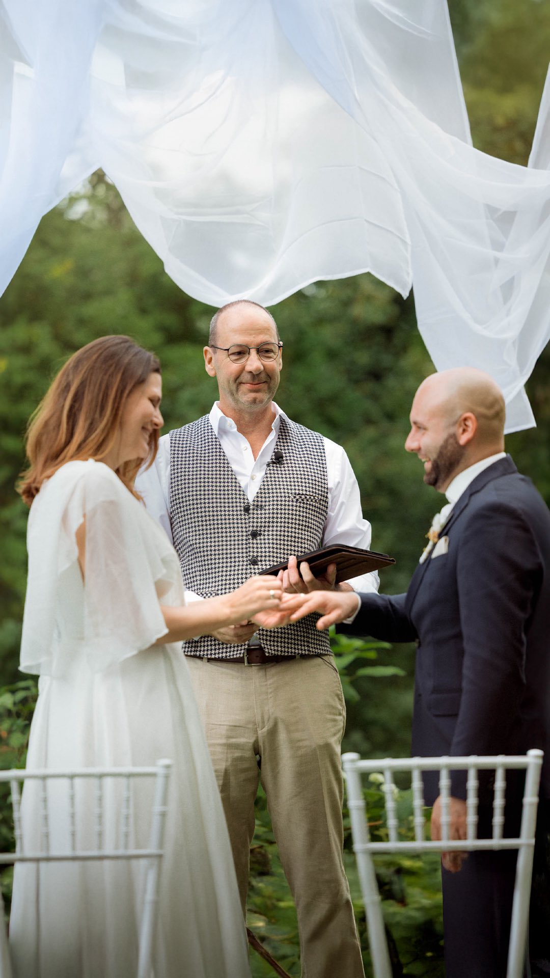 Neuer Markenauftritt für @gut_sulz 🎥🌿
Für den neuen Webauftritt und die bevorstehende Kampagne von Gut Sulz – der Eventlocation für jeden Anlass – haben wir eine komplette Hochzeit inszeniert💍✨
Vom Brautauto über den Sektempfang bis hin zu Dinner und Party – alles für authentische Foto-, Video- und Contentproduktionen, die Emotion und Atmosphäre transportieren🕺📸
Und das Beste: Katja und Dominik durften gleich ein zweites Mal heiraten – diesmal vor der Kamera! In echt sind die beiden nämlich schon längst ein Traumpaar❤️
Das Ergebnis: Eine Marke, die erlebbar wird.
Die neue Website ist jetzt online 👉 www.gutsulz.de
Bleibt gespannt, was noch kommt – das war erst der Anfang! 😉
#huckleberryking #gutsulz #eventlocation #hochzeit #wedding #shooting #makingof #website #branding #contentproduction #donauwoerth