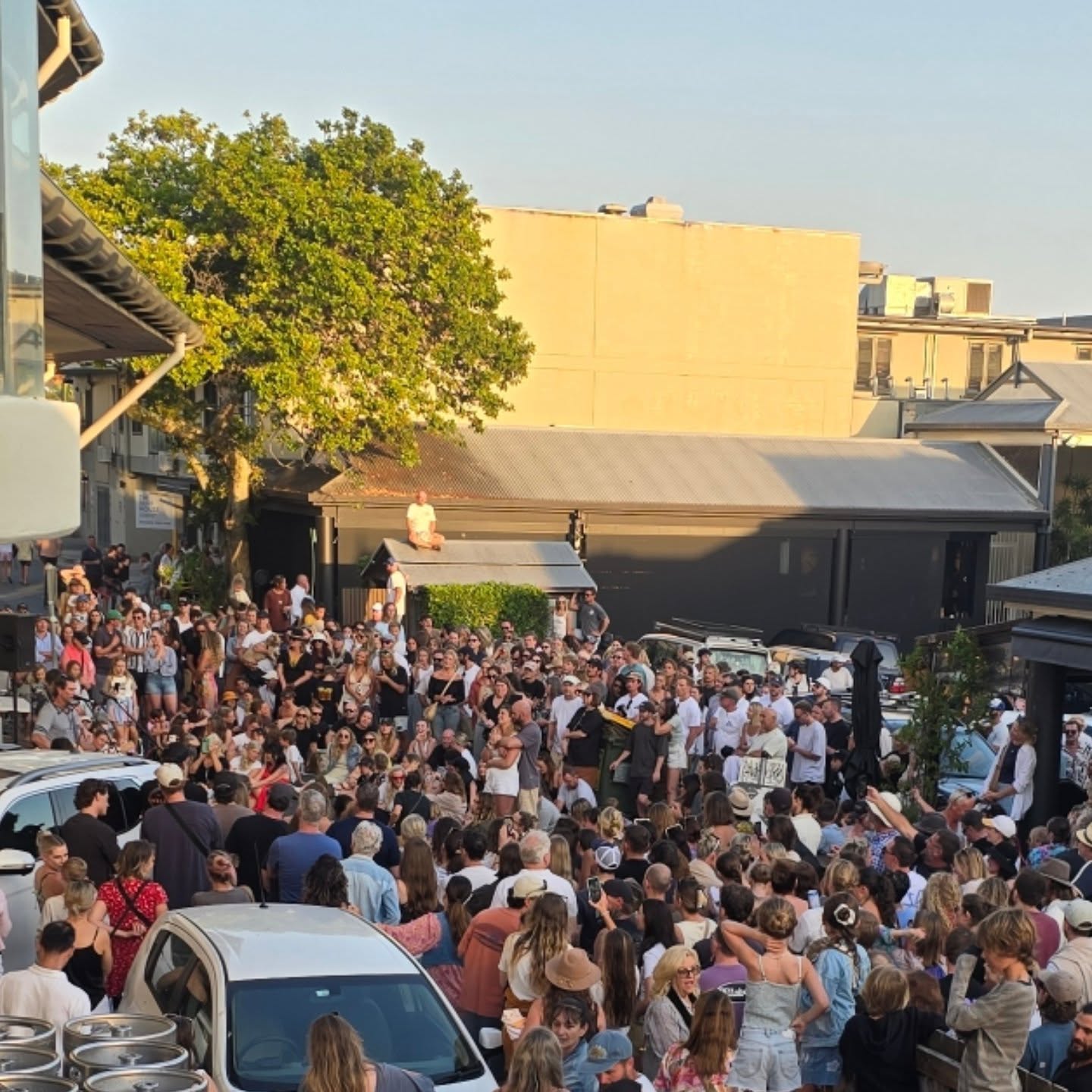 @petemurraymusic Playing in the alley way next to my gig at @beachhotelbyronbay He has a new album out, get amongst it :)
#livemusic