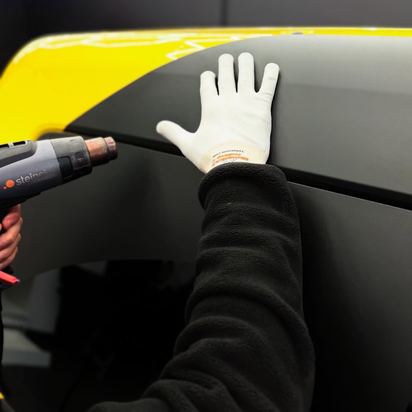 Sur un covering noir mat, chaque chauffe, chaque tension, chaque finition compte.
Trop chauffer, et le film se déforme. Pas assez, et il perd son adhérence.
Chez GVisuel, on travaille au degré près, au millimètre près, pour un rendu uniforme, durable et sans défaut.
✦ Le noir mat, maîtrisé avec précision. ✦