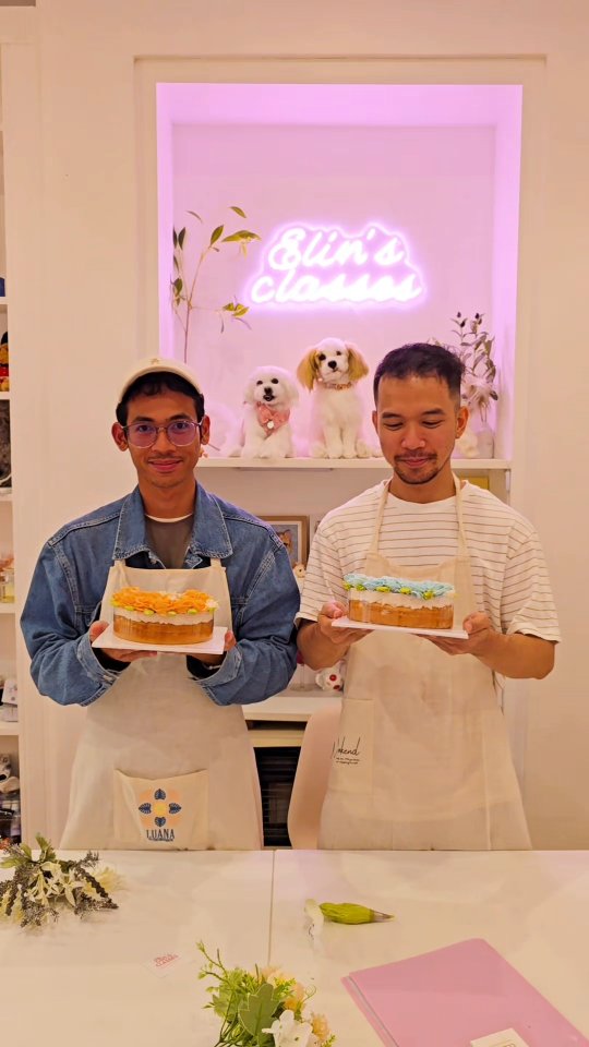 🍰 Cake Decorating Class in Sydney, Darlinghurst🌹🍰
Want to create beautiful cakes? 🎂✨ Join our **Rose Piping Class** and learn how to make stunning, lifelike roses that'll wow your friends and family! 🎉🌸
🎨👩🍳 Unleash your creativity, level up your baking game, and have some fun along the way! 🍰💖
📅 Don’t miss out on this sweet experience! Sign up today and start piping like a pro! 🌟🍰
#CakeDecorating #RosePiping #SydneyWorkshops #BakingFun #SydneyThingsToDo #CreativeBaking #BakersOfInstagram #cakesofinstagram