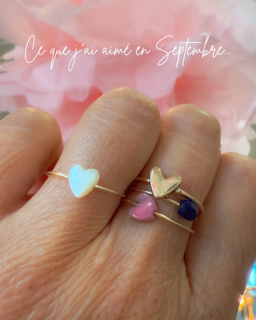 😔J’avoue, je suis un peu perdue….
Septembre est un mois de transition.
Celui où l’on reprend le rythme, les projets, les envies, mais aussi les doutes.
Ces dernières semaines, j’ai un peu perdu le fil ici.
Moins de visibilité, moins d’interactions, moins d’envie je ne le cache pas non plus, et la question qui revient sans cesse :
qu’est-ce qui vous touche vraiment ? quel contenu vous apporterait vraiment quelque chose, du plaisir, et ferait la différence ? Sous quelle forme ?
Ce que je partage vient du cœur — mes créations, mes réflexions, les coulisses de mon atelier — je vous partage aussi un peu de ma vie en toute simplicité car elle me nourrit et fait partie de moi et de ma créativité, je ne triche pas, je ne joue pas, je suis — mais parfois j’ai l’impression que ça se perd dans le boucan d’Instagram.
Une impression que tout va de plus en plus vite, qu’il y a de plus en plus de contenus, que l’on consomme comme des boulimiques affamés… Et j’avoue que cela m’oppresse.
Alors aujourd’hui, j’avais envie de faire une pause, d’être transparente avec vous, et de vous demander :
👉 Qu’aimeriez-vous voir davantage ici ? de quoi avez-vous envie ?
Les coulisses de mon atelier ?
Des vidéos de création ?
Des astuces ?
Des partages plus personnels ?
Des focus que sur les bijoux ?
Merci d’être là, pour de vrai 💛
Vos retours sont précieux, ils m’aident à redonner du sens à tout ça.
J’ai besoin de vous, de toi 🫵🏻 qui me lit en ce moment. Dis moi tout 💬Mille mercis ❤️🙏🔆🌈
#artisane#artisanatmoderne#bijoutiere#bijouxartisanaux#creationunique#bijouxoriginaux#bijouxpersonnalisés#jaimelamer#momentsprécieux#penséespositives#hypersensibilite#êtresoimême#paumaville#chargementale#modeéthique#enfamille#hypersensible#beauténaturelle