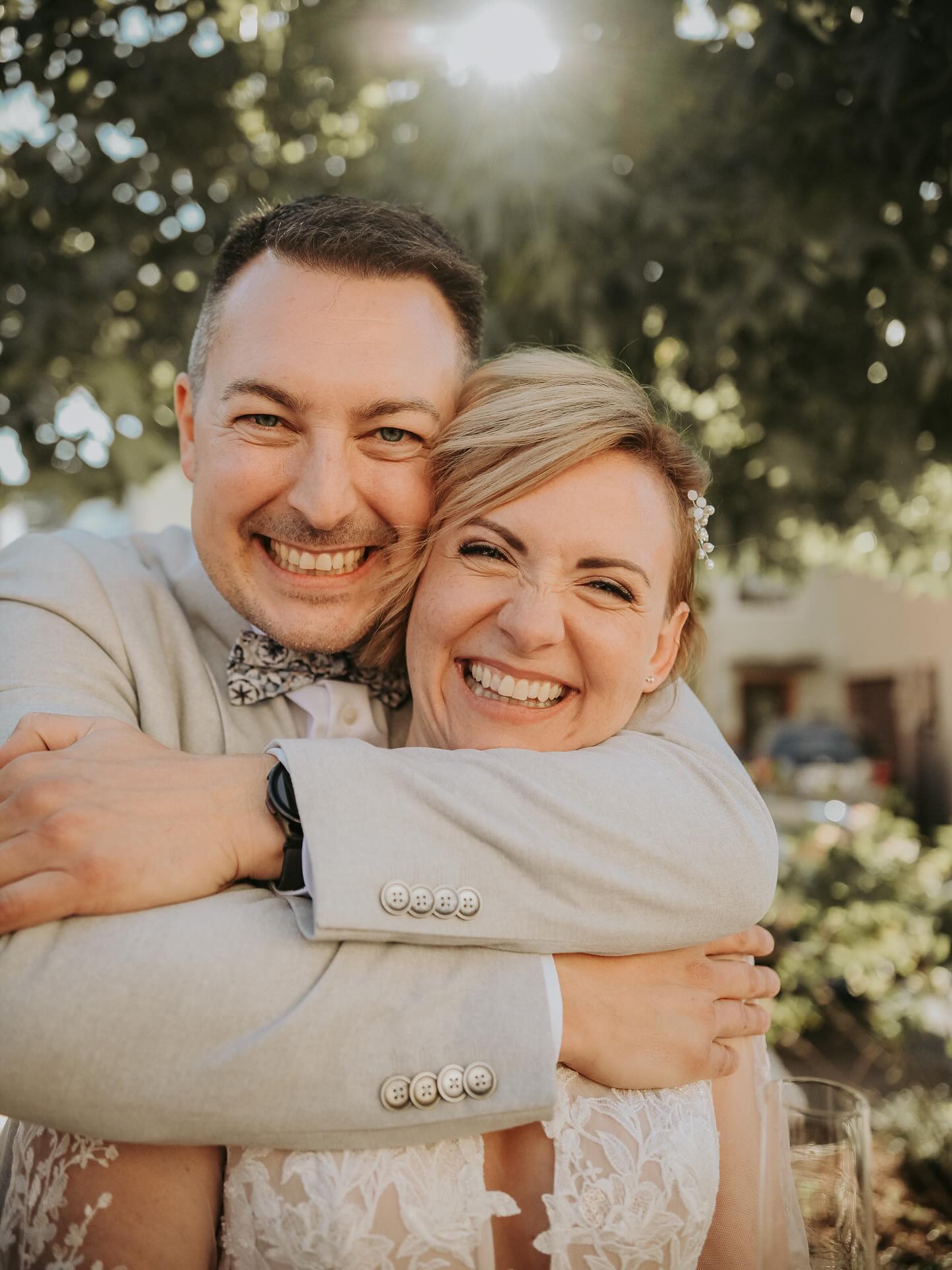 Ich geb dir mein Ehrenwort
Hier und jetzt
Geb dir mein Ehrenwort
Bis zuletzt
Ich geb mein Bestes für dich
Ich verspreche es
Geb dir mein Ehrenwort
Ehrenwort
- Fäaschtbänkler