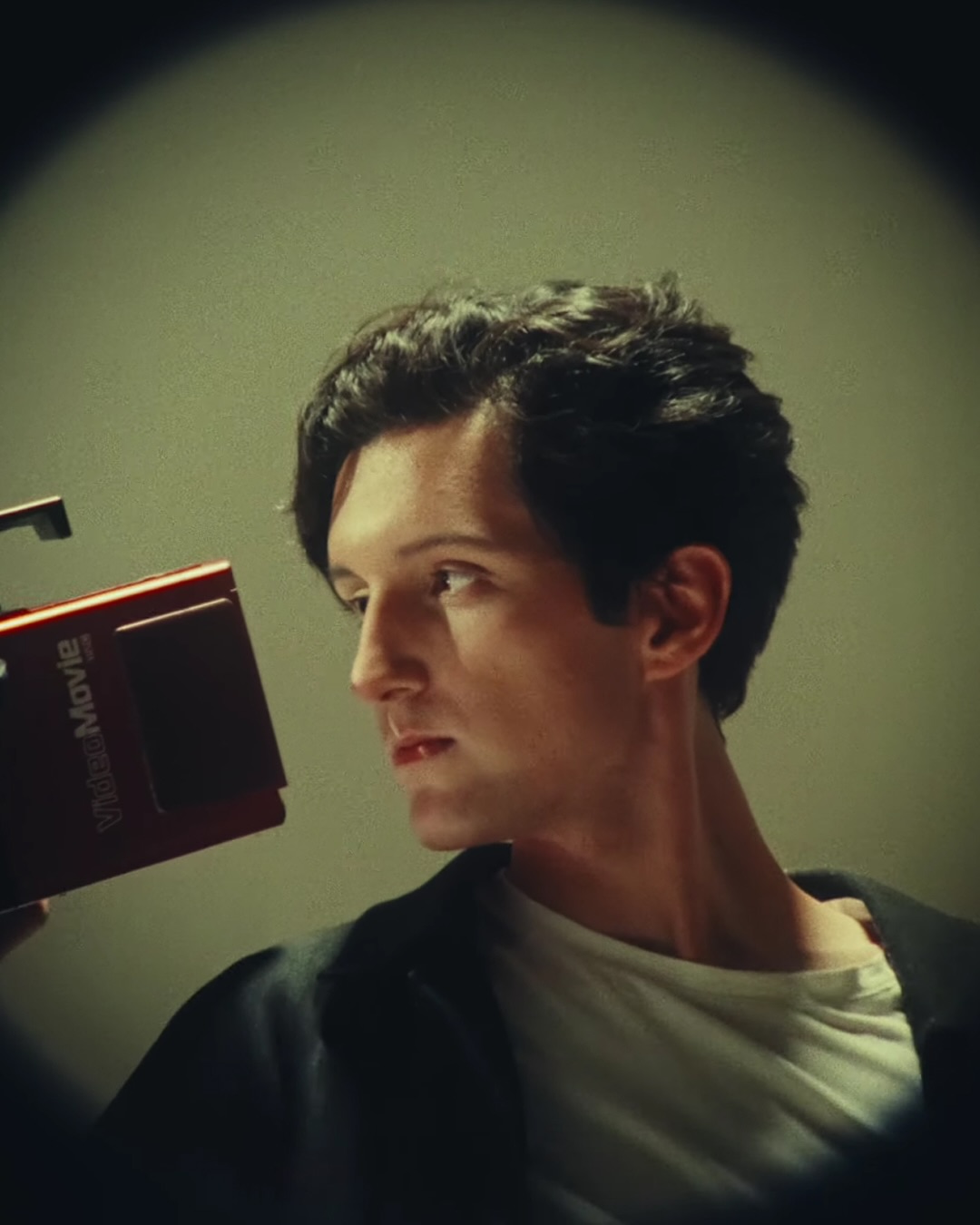 Luego del estreno viral de Persecución, el artista chileno Rob Ram vuelve con Modo Cine, el segundo adelanto de su álbum debut: El Gran Algoritmo. Esta nueva entrega reafirma su visión conceptual y sonora, explorando temas como la pérdida de humanidad en la era digital, a través del imaginario ficticio de EGA Corp (Enhanced Generative Algorithms Corporation).
Modo Cine se presenta como el track más guitar rock de su catálogo hasta ahora. Abre con una intro de solo de guitarra explosiva, acompañado de riffs potentes, pedales fuzz y octavadores que elevan el tema sin hacerlo agresivo. Todo esto convive con una base indie nostálgica y cinematográfica que Rob ha sabido consolidar como su sello.
Rob Ram es un artista y productor independiente oriundo de Concepción, Chile —la histórica cuna del rock chileno—. Su propuesta mezcla sonidos indie, post punk, electrónica lo-fi y elementos conceptuales inspirados en la estética retrofuturista, con narrativas visuales que cruzan el cine, la tecnología y la cultura digital. 
📝 Lee la nota completa en nuestro sitio web
@robramx