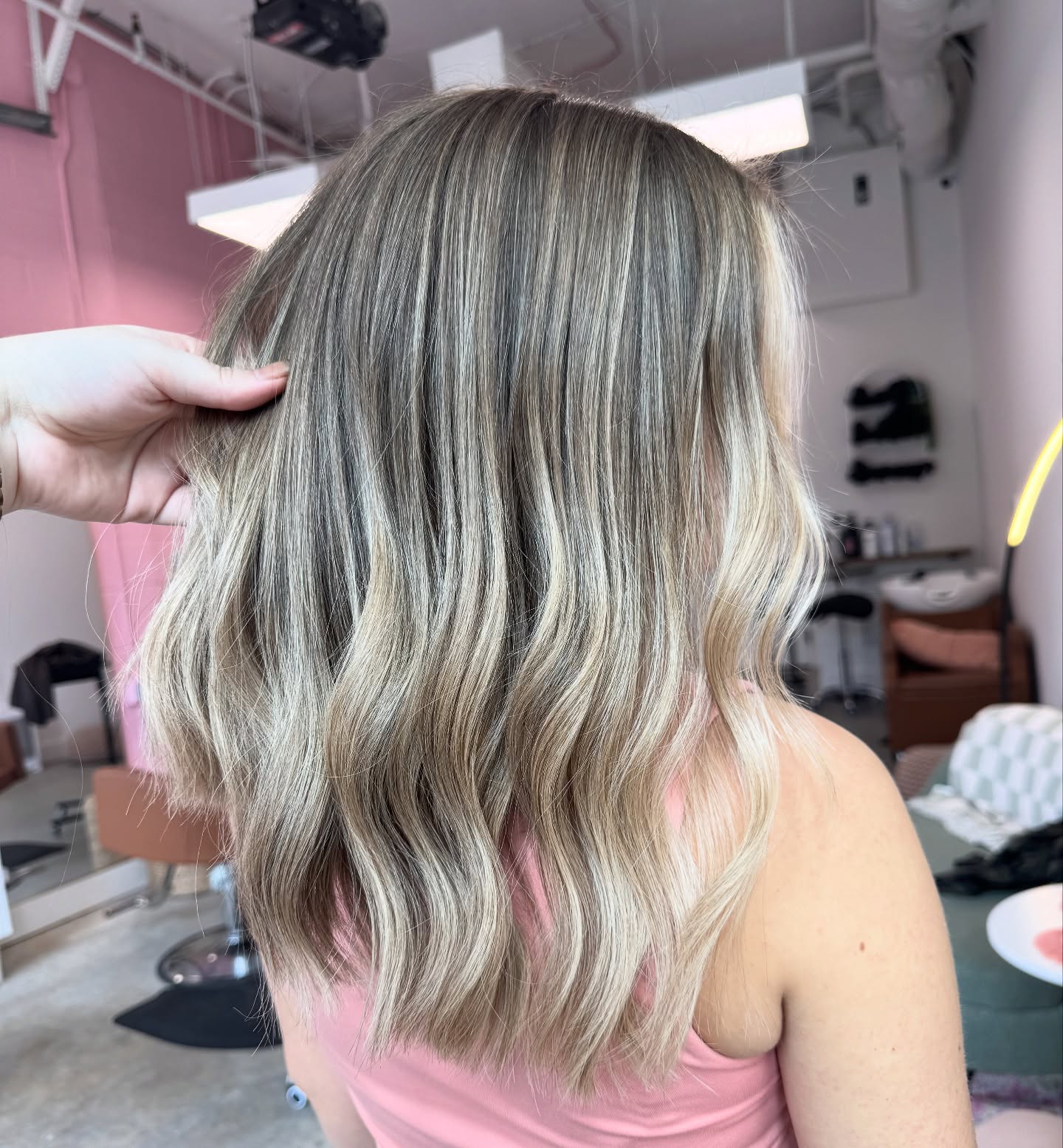 lowlights don’t have to be streakyyyyy ✨✨✨
#cltblondes #cltblondingspecialist
#charlotteblondes #charlottehairstylist #northcarolinablondespecialist #charlotteblondespecialist #charlotteblonding #clthair #clthairstylist