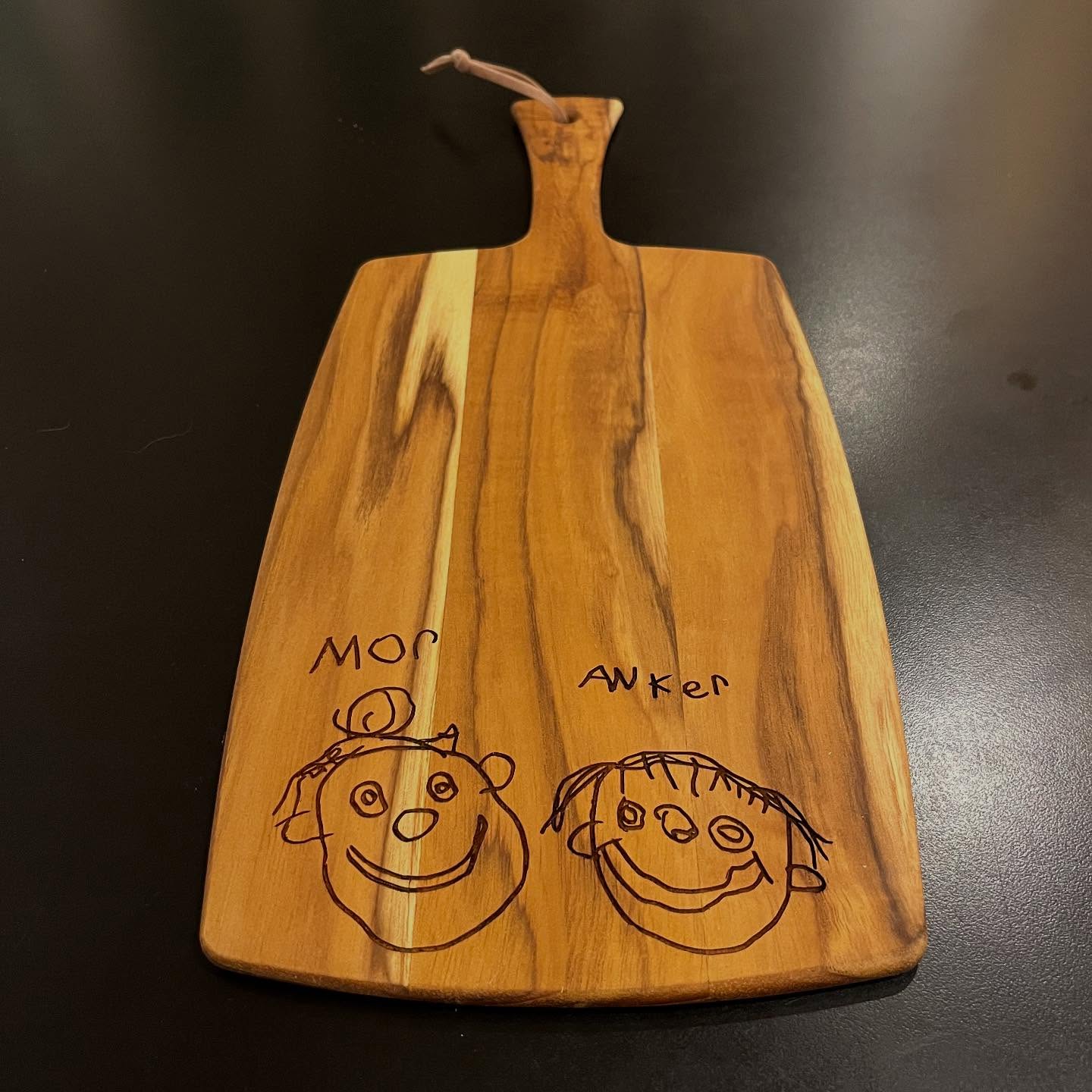 Endnu en personlig gave fra min hånd, og denne her er så særlig og fin, at den skal i ikke snydes for💞
Anker har tegnet den allerfineste tegning af ham selv og sin mor.
Jeg elsker tegnestilen og det færdige udtryk👏♥️👩❤️💋👨
#personligegaver #skærebræt #børnetegning #morerdenbedsteiverden❤️ #gallerifisker #customized #lasercut #love