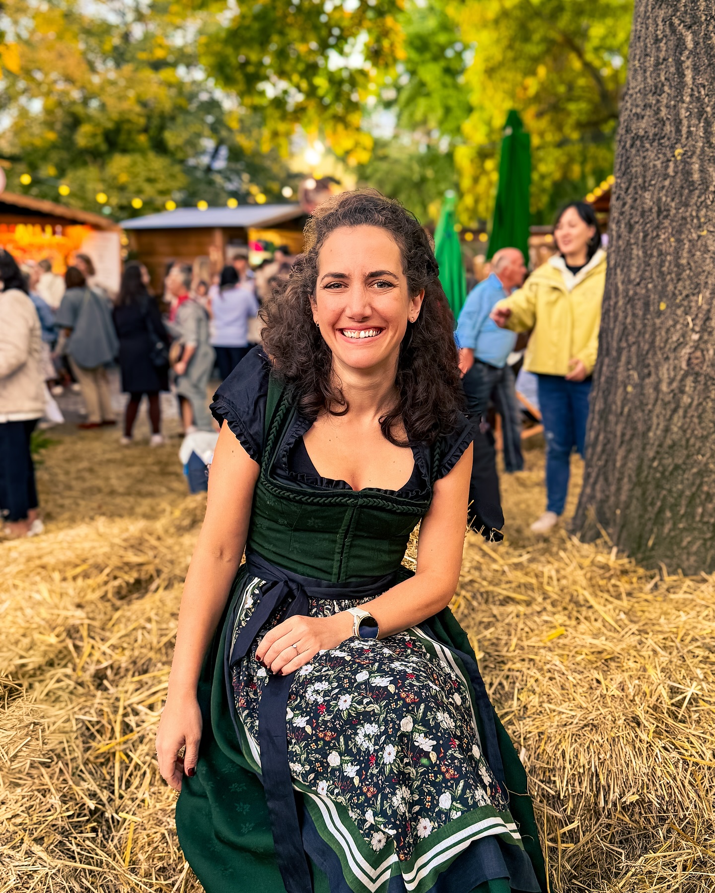 W i e s n 🍻 Ich lieeeebe mein Dirndl und es gibt viel zu wenige Gelegenheiten es anzuziehen. Also muss ich jede nehmen, die kommt - selbst wenn es nur ein Blitzbesuch bei der @wienerkaiserwiesn ist - mit Kind und alkoholfreiem Bier. 😅
.
.
.
.
.
#wienerwiesn #heutemalintracht #dirndlliebe