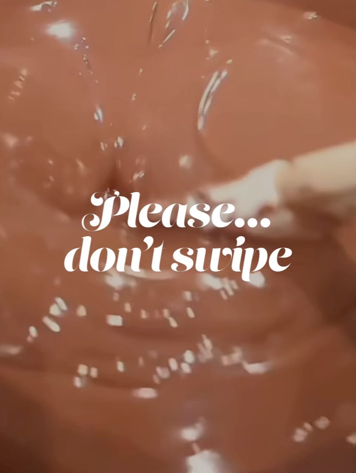 🚨 Important warning: don’t swipe!
But if you did… well, don’t say we didn’t warn you.
#HandmadeWithLove #nopreservativesadded #BSweetMoments #chocolategifts #honeycake #weddingfavors #honey #chocolate #mashmallow #callebaut #brazilian #sweet #sweetgift #paodemel #bemcasado #toronto #torontogta #gifts