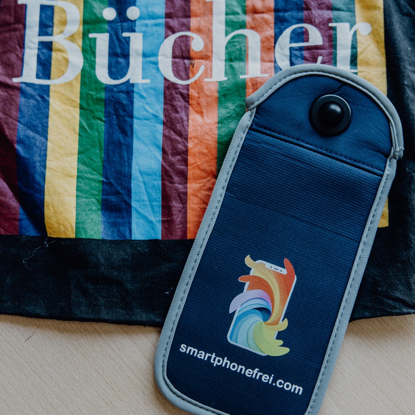 Handytaschen verändern Schulkultur grundlegend - dabei bleibt eines der Ziele von Schule - die digitaler Bildung und die Vorbereitung auf die digitale Welt -bestehen. Aber anstatt mit Smartphones vor allem abgelenkt zu sein, liegt der Fokus auf dem Lernen und Arbeiten mit Arbeitsgeräten z.B. Tablets. Und Bücher wird es zum Glück in der Schule auch immer geben: smartphonefrei.com - denn die Welt da draußen ist bunt 🌈.