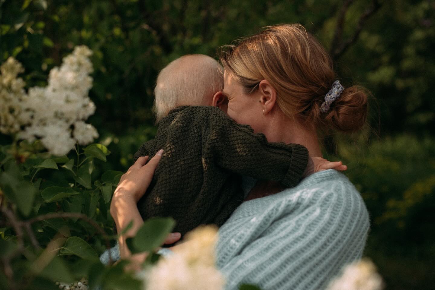 Jos sä oot se tyyppi, josta tuntuu kiusalliselta pönöttää kameran edessä, älä jätä kuvausta varaamatta siksi! ↓
Mun kuvauksissa sun ei tarvitse pönöttää enkä missään nimessä halua, että tunnette olonne kiusalliseksi. Ja muista, sun tarvitse haluta sellaista kuvausta, joka ei tunnu teidän jutulta! Monesti me hairahdutaan ajattelemaan, että kun kaikki muutkin tekee jotakin, meidänkin pitäisi, jotta meidän elämä tai me oltaisiin jotenkin riittävästi. Jospa vaan tehtäisiin kaikki just sitä mikä tuntuu meille sopivalta ja unohdettaisiin ne täydellisyyttä hipovat Pinterest -taulut.👋🏻
Kun tuut mun kameran eteen, sun ei tarvitse katsoa edes kameraan jos et halua. Me ei tehdä mitään mitä ette halua tai ei tunnu teidän jutulta. Mä teen kuvauksia mun asiakkaita varten, en esimerkiksi omaa someani varten. Jos saan teiltä julkaisuluvan kuviin, oon tietysti siitä todella kiitollinen, mutta mua varten teidän kuvia ei oteta.
Teidän ei välttämättä tarvitse edes miettiä, että ootte kuvauksessa. Mä haluan, että voitte keskittyä olennaiseen eli teidän yhteiseen aikaan, halauksiin ja hassutteluun. ❤️
#perhekuvaus #dokumentaarinenperhekuvaus #perhekuvaaja #perhekuvaajatsuomi