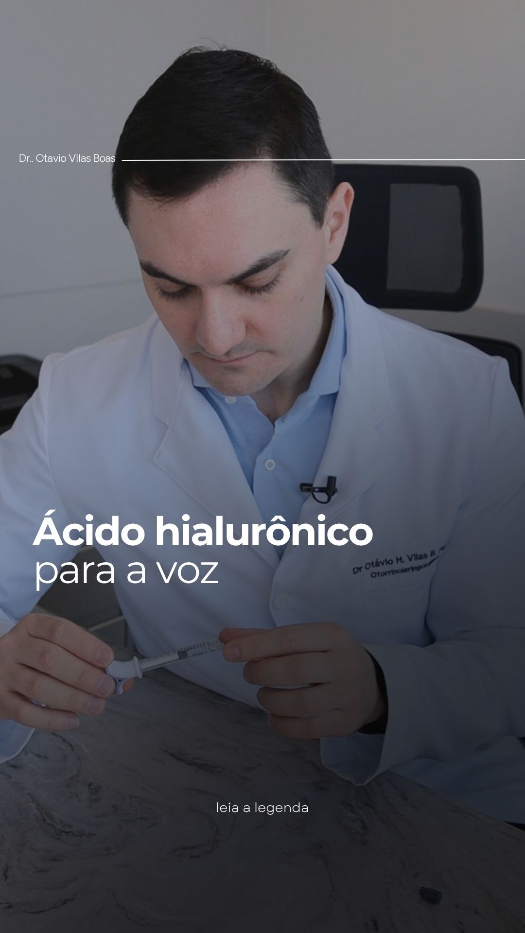 Quero mostrar pra vocês um dos produtos que usamos para preencher a prega vocal, na chamada injeção laringoplástica.
Esse aqui é o ácido hialurônico.
Repara na consistência dele: é um gel, bem viscoso.
As diferenças entre os produtos usados nesse tipo de procedimento estão justamente na viscosidade e na composição, o que influencia diretamente no tempo de duração do preenchimento.
No caso do ácido hialurônico, ele costuma durar entre oito e doze meses, e há estudos que mostram até dois anos de melhora na qualidade da voz.
Entre as opções disponíveis, esse é o que eu mais gosto de utilizar atualmente.