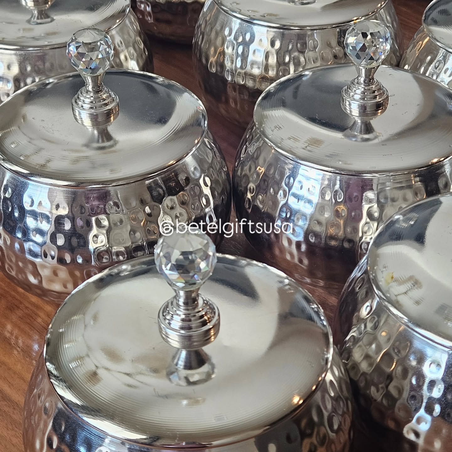 These beautiful silver colored jars are set to go for Diwali gifting!!
Reach us for more details!!
#diwaligifts #dallasgifts #indiangift #festivecollection