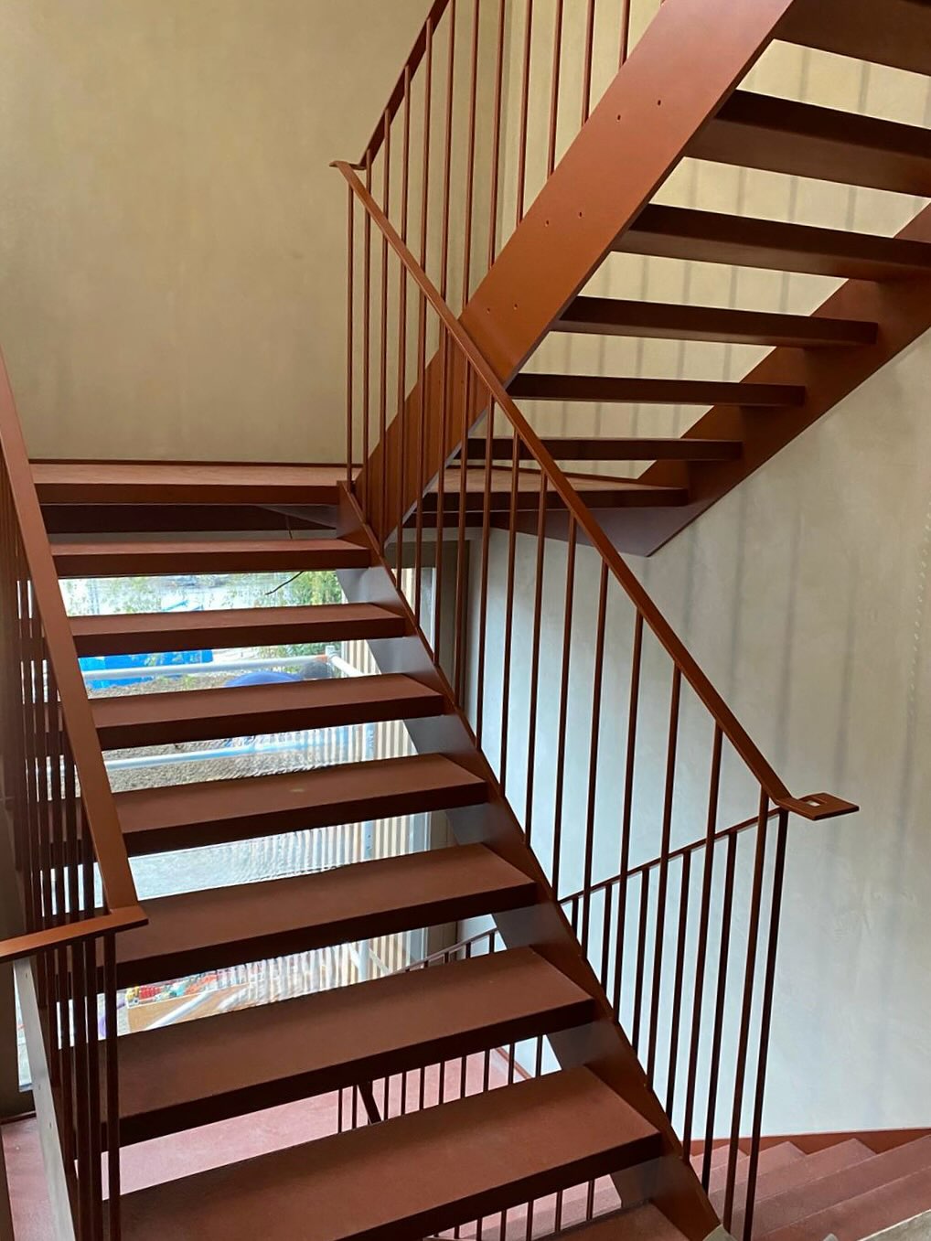 Mise en peinture d’un escalier sur 3 étages, en NCS mat.
Ou comment sublimer les parties communes d’une habitation 🤩
#peintureelectrostatique #electropainters