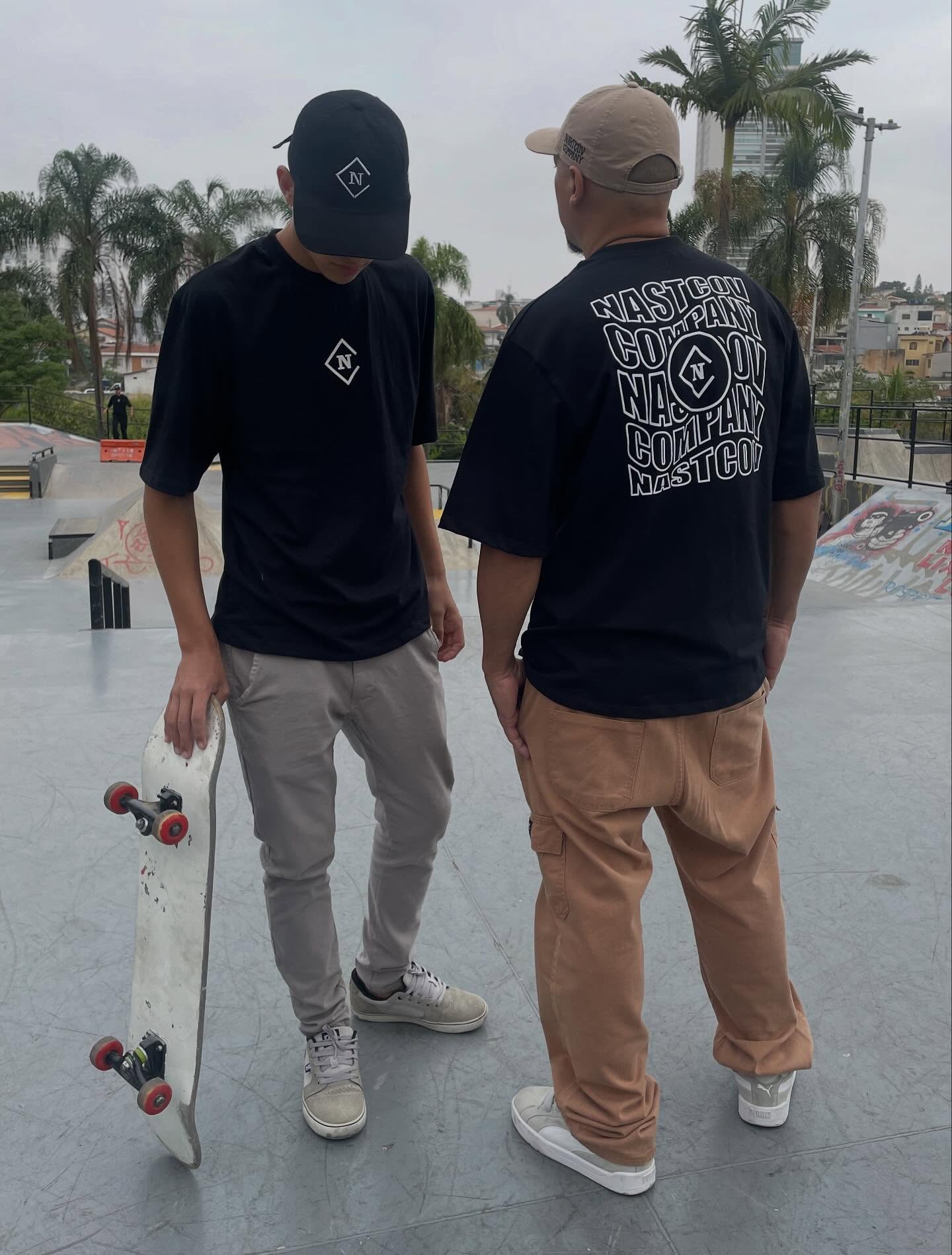 O drop tá na pista 🛹🔥
👕 Camiseta oversized - R$89,90
🧢 Boné - R$59,90
Cores: preto e bege
Kit completo (camiseta + boné) - R$139,90 😱😍
Camisetas oversized 100% algodão fio 24.1 com estampas em silkscreen com ALTO RELEVO no logo frontal, e bonés Dad Hat de alta qualidade! 🔥🤯
Edição limitada. Fica ligado! 👀😎
No Limits to Creativity.
#nastcov #streetwear #drop04 #skatevibes #oversized