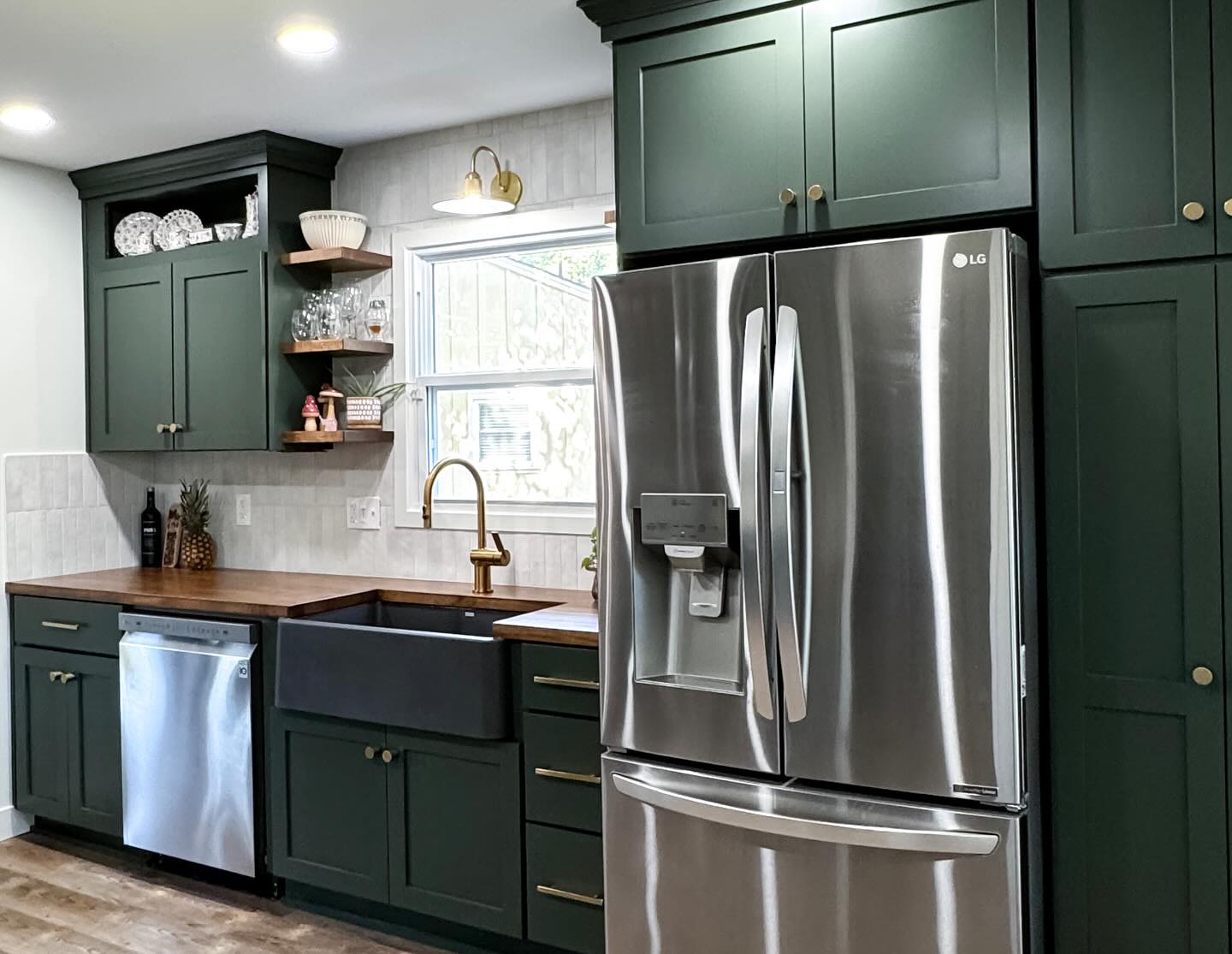 This kitchen remodel was a joy to create. It has a modern farmhouse vibe that we kept fresh by choosing the sophisticated green cabinet color, the brass finishes, rich butcher-block countertops and that super sexy black apron sink. The clients were thrilled with the outcome.
Design - @nicholeloiaconodesign
#kitchenremodel #kcdesign #kcinteriordesign #kchomes #kcdesigner