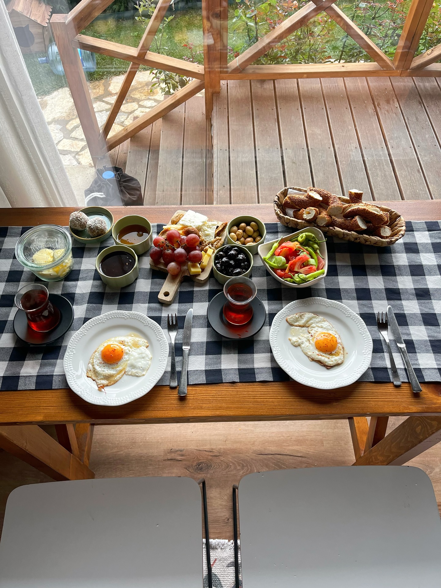 Güne Cozy de başlayan ve evlerinden ayrılmak istemeyen misafirlerimiz için eve kahvaltı servisimiz güne lezzet katıyor 🍳😊