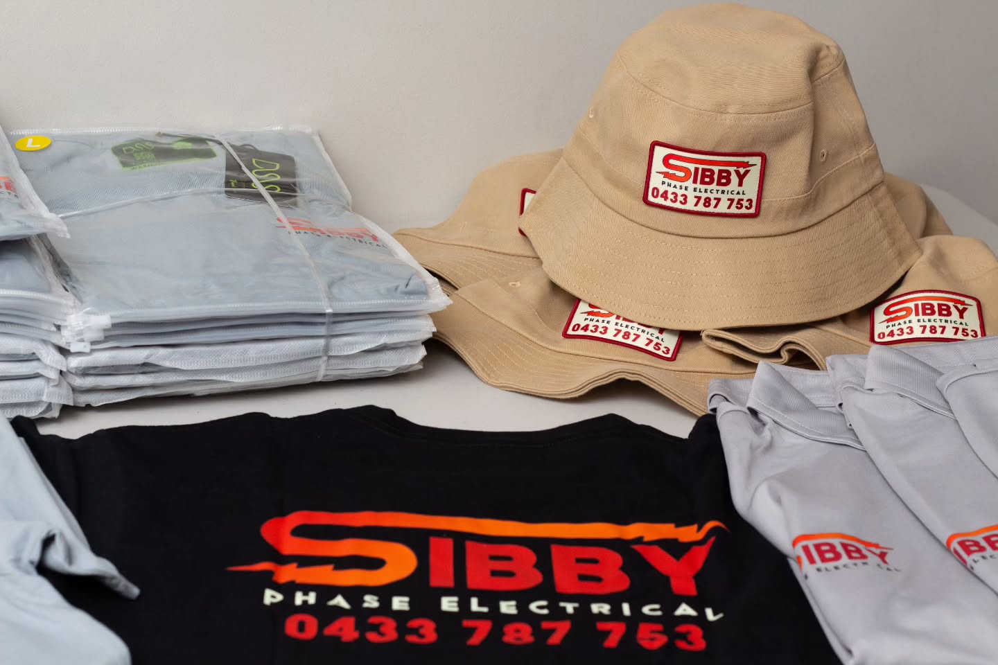 ⚡️Round 2 for Sibby Phase Electrical! ⚡️
Fresh gear just landed featuring:
🔹 100% polyester polos for all-day comfort
🔹 Soft 350 gsm cotton hoodies for the cold days
🔹 Durable cotton tees ready for site work
🔹 Bucket hats with sublimated patches to top it off
Another clean, professional set keeping the team looking sharp on-site while repping the Sibby brand.
#DesignSourceSupply #CustomWorkwear #DSSOutfitters #SibbyPhaseElectrical #TeamUniforms #DTFPrint #CustomMerch #AustralianMadeStyle