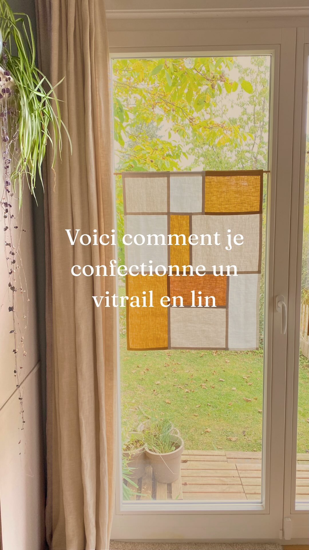 Tout commence par une envie de créer, de réaliser quelque chose de différent et de me faire plaisir.
À l’atelier, je choisis les teintes de lin comme on compose une palette de couleur, une toile, une histoire…. votre histoire.
Je découpe chaque morceau de lin avec soin, puis je les assemble patiemment.
Placé sur la vitre, la lumière traverse le lin, se diffuse avec subtilité… et le vitrail prend vie.
#vitrailenlin #linlavé #artisanatbelge #décorationintérieure #ambianceapaisante #intérieurlumineux #décoauthentique #slowdeco #reeldeco #inspirationmaison #pojagi #pojagicurtain