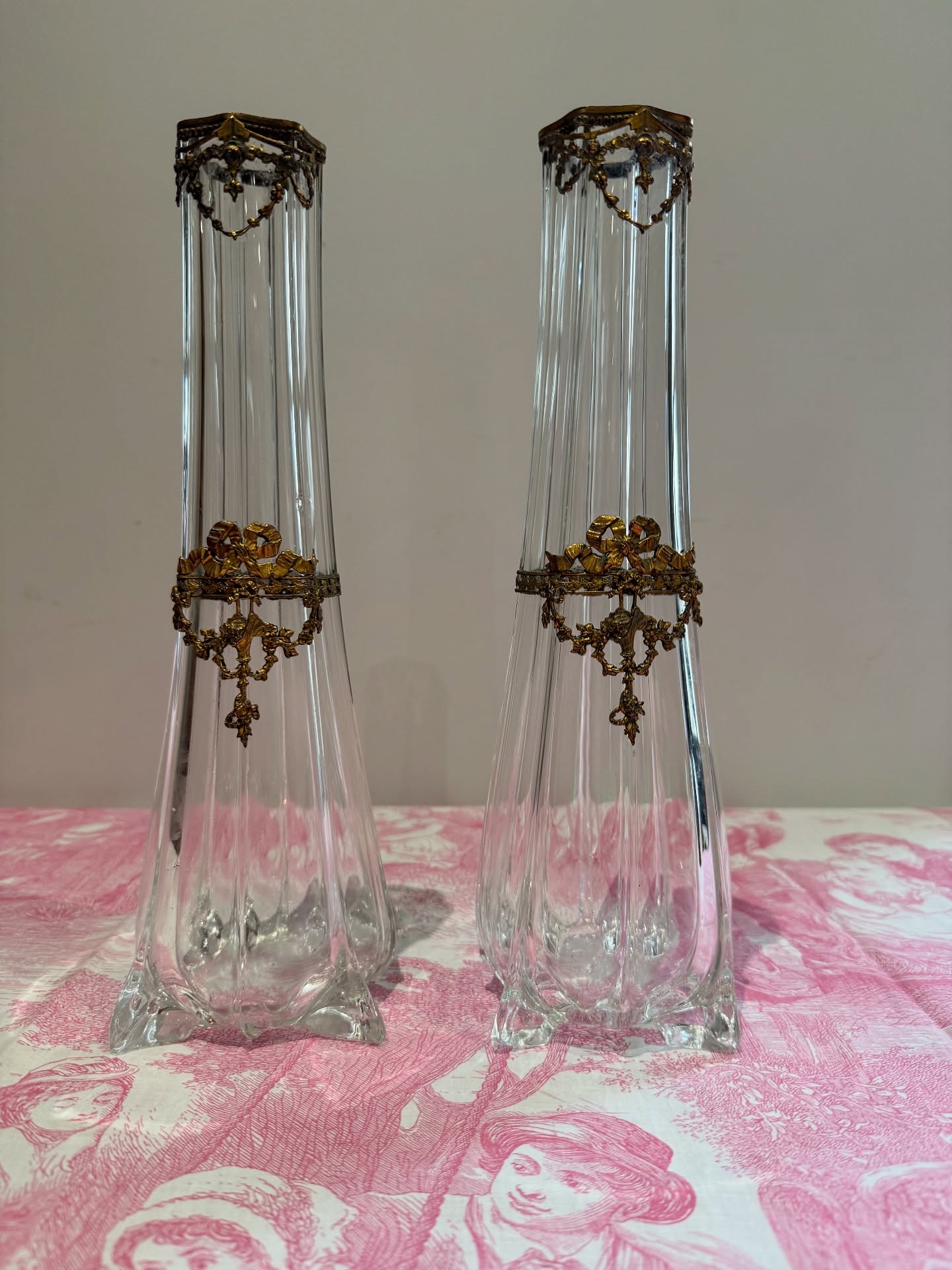 Charming pair of 1900 vases in glass and brass frame.
Frame decorated with flower garlands and ribbons.
Height: 30 cm
Ø neck: 5 cm
Beautiful condition, clear glass, a cooking bubble on a vase.
🛒 prix et disponibilité dans la boutique en ligne.
#vases #1900 #antiquites #decorationinterieure #objetdéco #verre #laiton #misslittlebottle