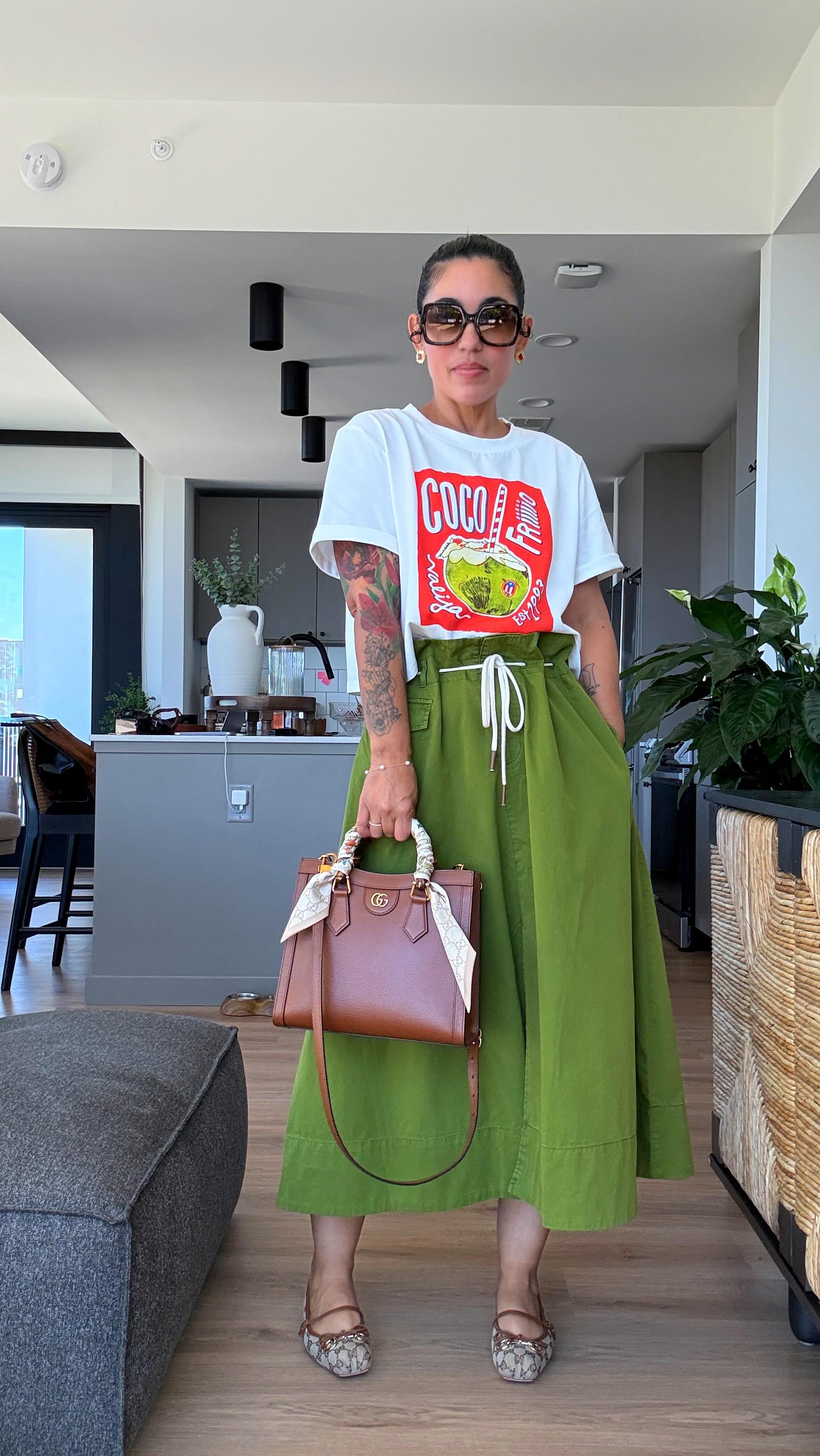 A little #ootd on this Friday 🥰 Hoping you have a beautiful weekend! Skirt is from @bananarepublic tshirt is from @valija shoes and bag from @gucci