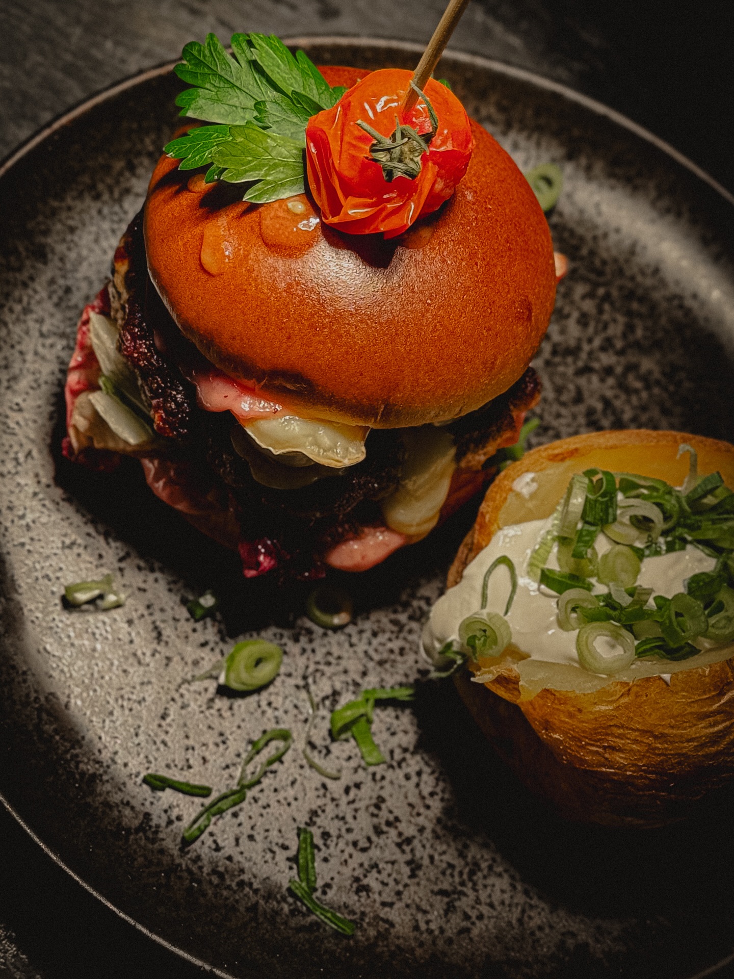 Burger trifft auf Herbst 🍂 🍔
Mit saftigem, hausgemachtem Rinder Patty, Camembert und Preiselbeer-Mayonaisse! Schon probiert ?
#burger #burgerlover #saisonal #becreative #zwo20passau
#restaurant #artofplating #passau #passauliebe #dinner #dinnerdate #wirfreuenunsaufeuch