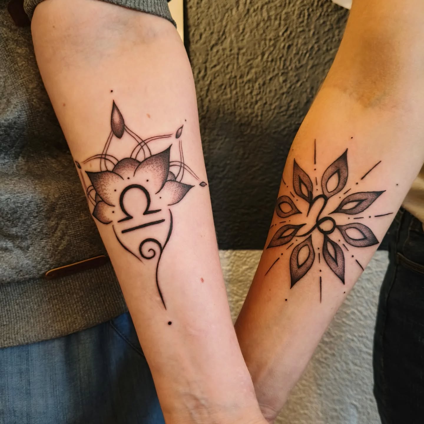 ✨ Schwester Tattoo ✨
Mit viel Freude durfte ich diese 2 schöne Sternzeichen als Geschwister Tattoo auf 2 wundervolle Seelen verewigen 🥰✨
Danke euch für euer Vertrauen und die positive und angenehme Energie bei der Session 💖✨ es war für mich ein wahres Vergnügen!
Mit Liebe 💖
Amandine