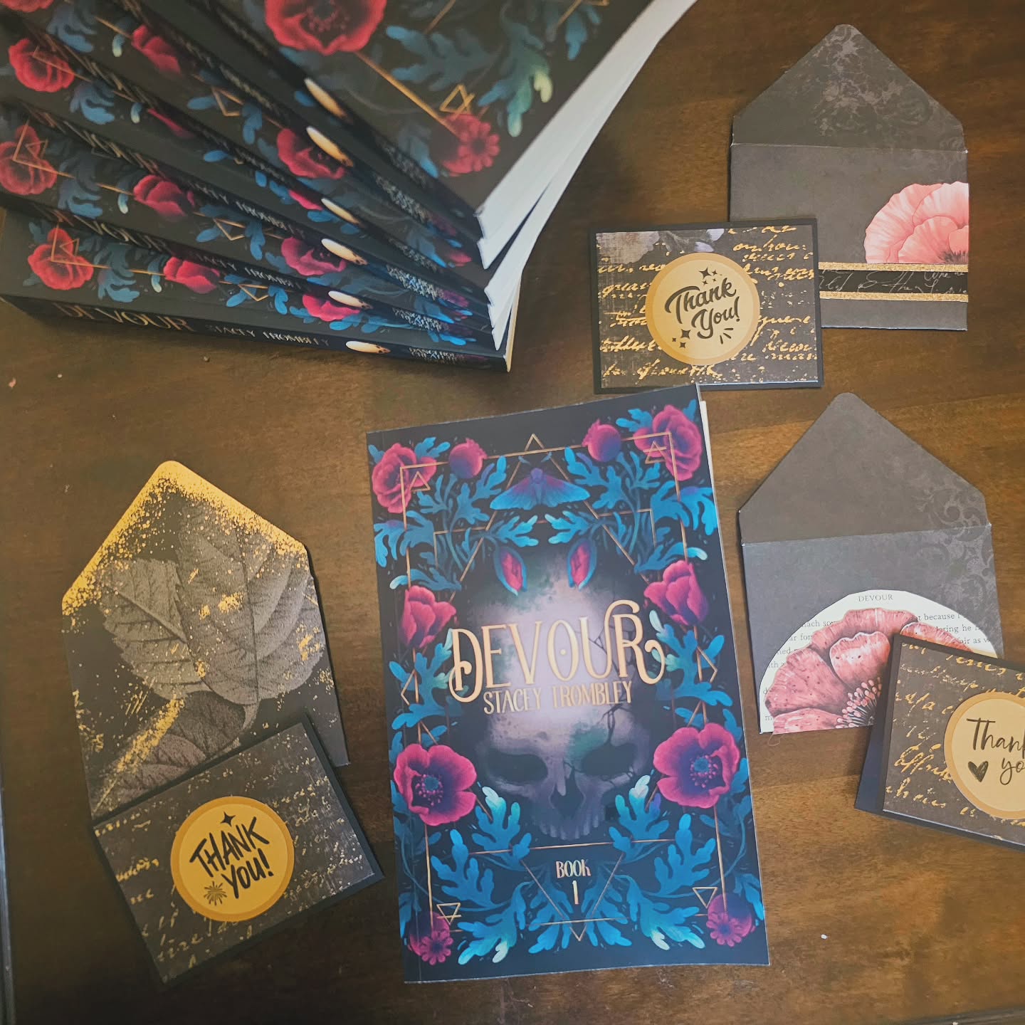 My lovely sister does paper craft art so I've recruited her help with some special bookish projects. First up, thank you cards for my tour with @mtmctours for Devour's release. They came out so cute 😍
Please follow her to see more of her projects. She and I have more coming soon :) @madebystephstuff
(Some of the swag packs were sent late so if you're in my tour and haven't gotten them yet they're on the way!)
#bookart #bookpageart #crafting #bookstagram #bookgram #bookish #romantasy #authorlife #sisterlove #bookishlove