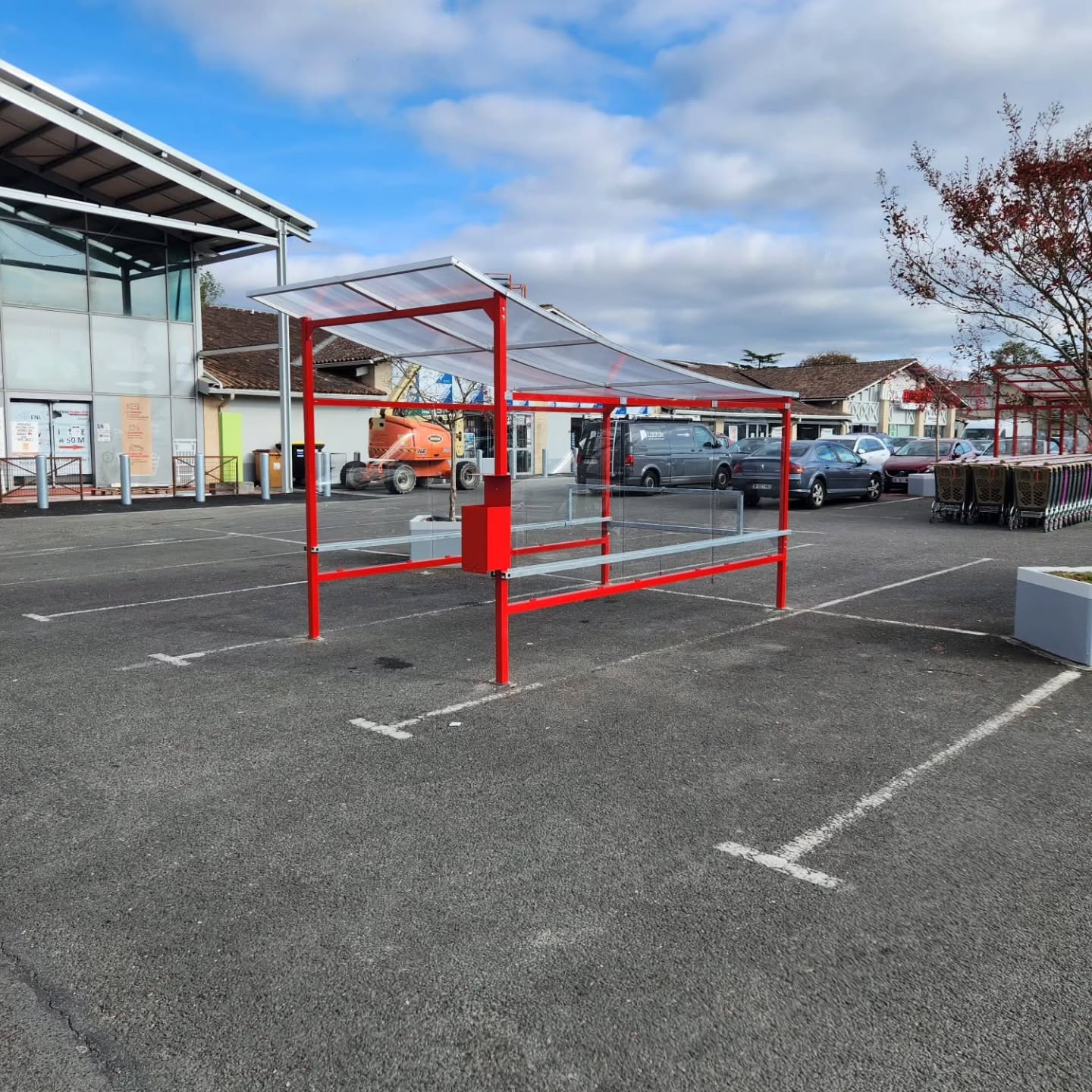 Installation réussie pour l’Intermarché d’Izon (33) ✅
Un abri chariot EVO3 M60 flambant neuf, accompagné de 5 arceaux vélo galvanisés, pour un parking plus pratique et organisé !
Un combo efficace pour faciliter le quotidien des clients, tout en valorisant les extérieurs du magasin.
Fabrication française, conception durable, et finitions sur mesure — c’est ça, le mobilier urbain made in Le Temple du Mobilier. 🇫🇷
#mobilierurbain #mobilierextérieur #mobilierpourparkings #mobilierpourcollectivités #mobilierdurable #bordeauxmaville #bordeaux #abrisintermarché #abrivélo #abrivelo #abrivelos #mobilierpourespacespublics #fabricationfrançaise #écoconception #circuitscourts #abrisurbains #abrichariot #abrichariots #abricaddie #abrigms #abrischariots #abrischariot #abriscaddie #abrisgms