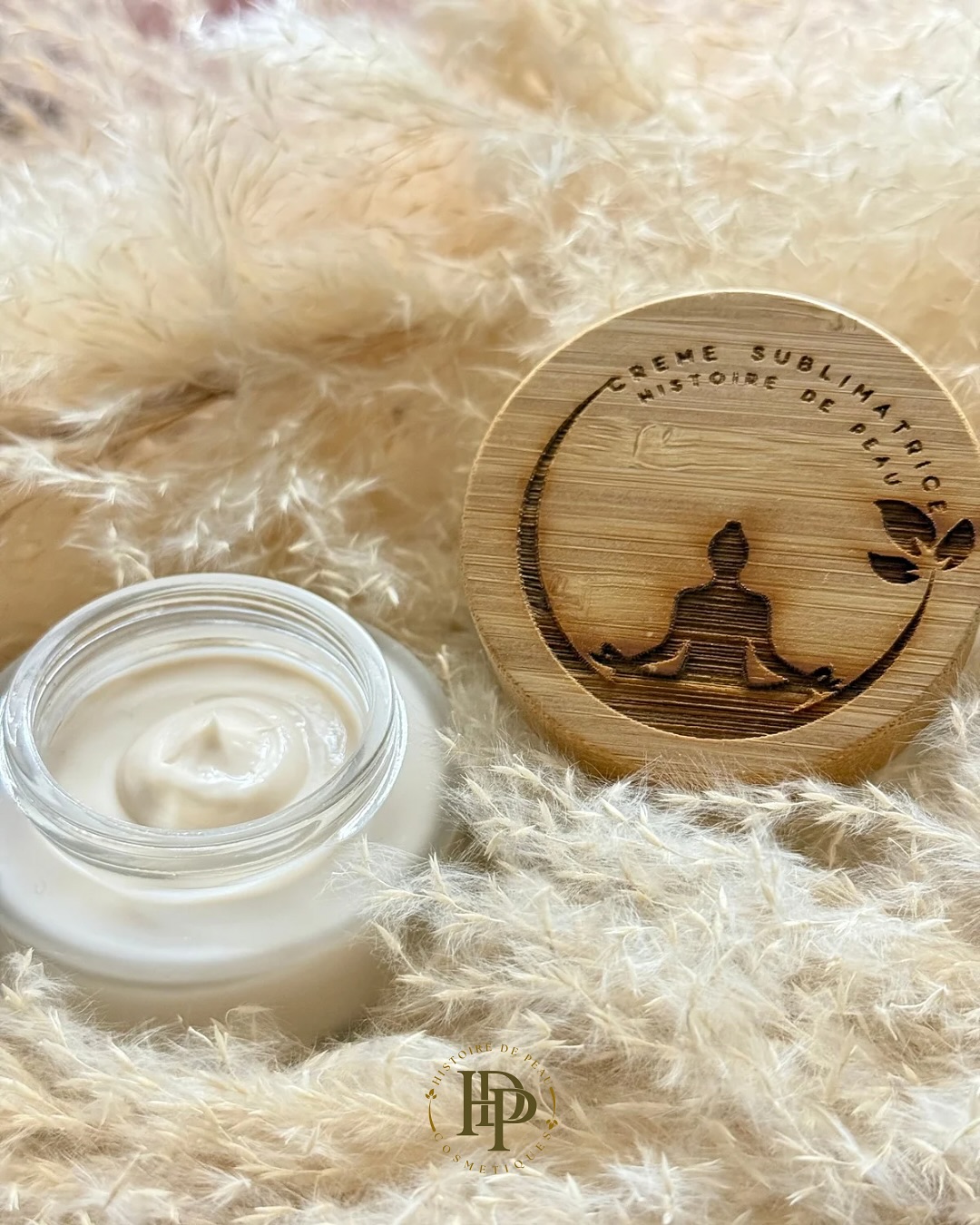 ✨ Redonnez de l’éclat à votre peau, tout en légèreté.
La Crème Sublimatrice dynamise, hydrate et préserve la souplesse grâce à sa formule enrichie en vitamines A, C et E.
Huiles de jojoba, carotte, orange et un complexe végétal hydratant : tout est réuni pour une peau douce, lumineuse et pleine de vitalité 🌸
☀️ Texture légère & fondante
🌿 Convient à tous les types de peau
By @mathildemay_com
#soindelapeau #vitaminec #hydratation #skincarelover #cleanbeauty #beaute #bonnemine