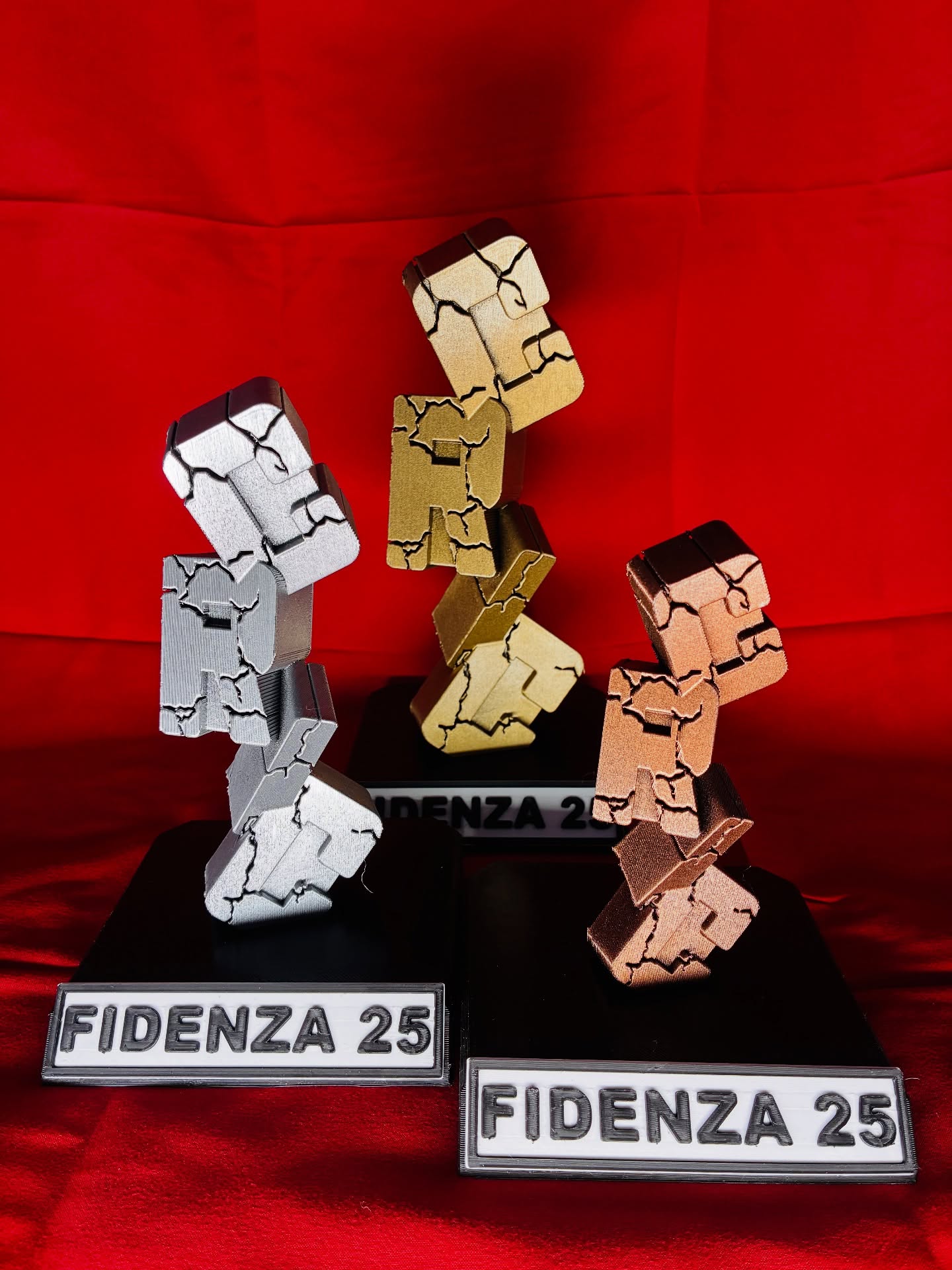 PREMI, TROFEI, ROBA BELLA DA RIPORTARSI A CASA!
Vi presentiamo i trofei ufficiali della terza edizione del CRIC - Combat Robots Italian Competition, il torneo nazionale di robocombattimento organizzato da noi Robottari.
Questa domenica 20 robot, con squadre da tutta Italia, si affronteranno durante la manifestazione @arivalamachina a Fidenza (PR) per conquistarli.
Oltre al podio, abbiamo preparato due premi speciali:
- l’ormai classico Premio Stile, per chi si impegna non solo a far funzionare il robot ma anche a renderlo bello e/o a intrattenere il pubblico con divise ed effetti speciali
- nuovo premio Miglior Promessa, per il pilota alla prima esperienza che sale più in alto in classifica.
Vi aspettiamo insieme @apsgrowlab per questo bel weekend in arrivo.