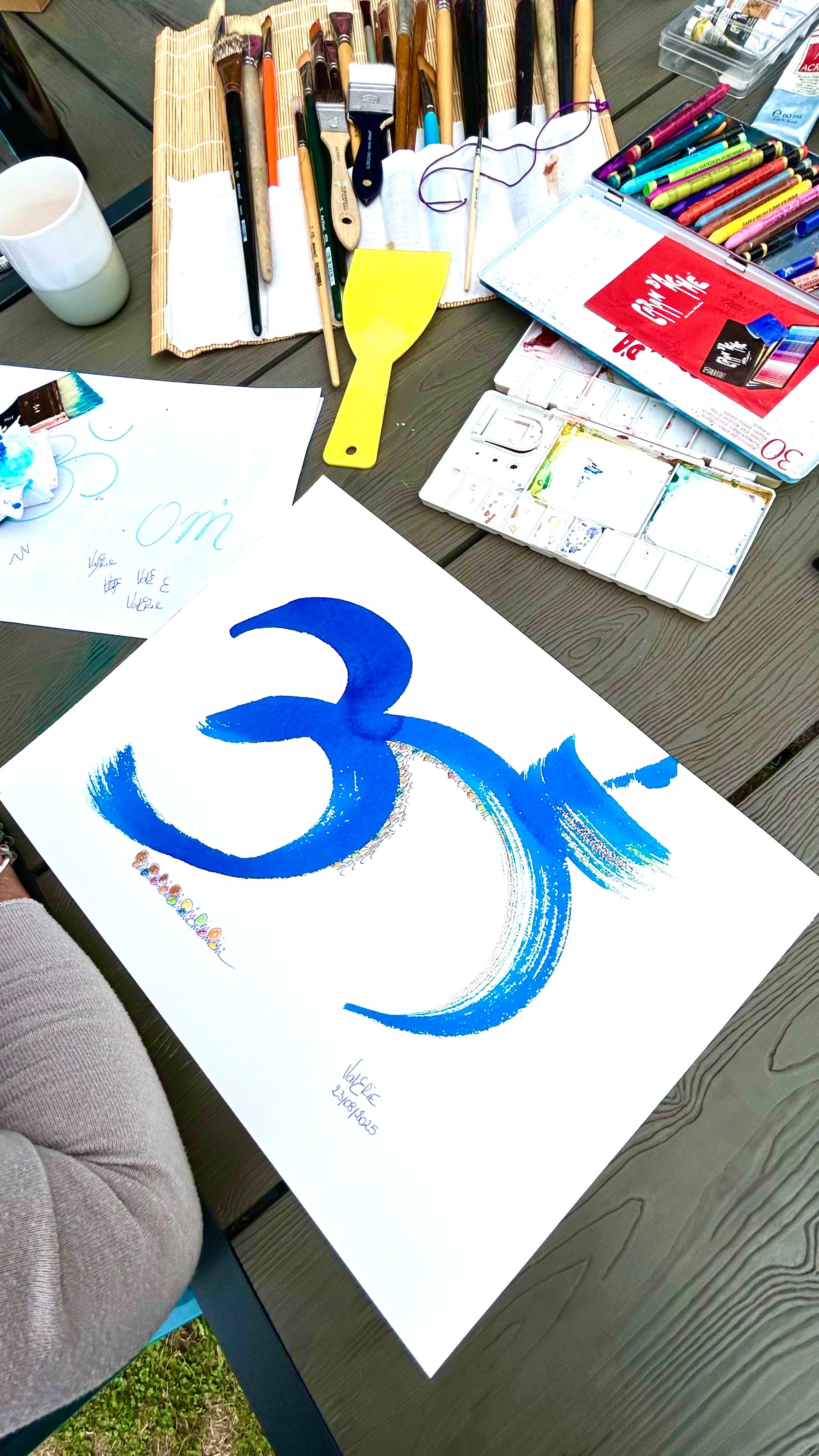 NOUVEAU🇮🇳🎨 Embarquez pour un « Voyage en Inde à travers les Arts » !
.
Et si vous pouviez voyager en Inde avec un simple pinceau ? C’est la promesse de notre tout nouveau cycle d’ateliers créatifs, une aventure sensorielle pour explorer la magie et la richesse de la culture indienne.
.
Nous inaugurons ce voyage le vendredi 18 octobre avec une première escale dédiée au Dessin & à la Peinture. Plongez dans l’univers des symboles sacrés, des couleurs vibrantes de l’Inde et laissez votre âme d’artiste s’exprimer dans un cocon de bienveillance.
.
Au programme :
.
🔸Découvrir la symbolique et apprendre à dessiner les formes emblématiques : fleur de lotus, silhouette de Ganesh...
🌀Explorer différentes techniques avec une abondance de matériel !
🔸 Se laisser guider dans une véritable méditation par le trait et la couleur. C’est le moment de révéler vos talents !
.
Bon à savoir :
✅ Tout le matériel est fourni sur place ! Gouache, encres, pastels, pinceaux... Un véritable trésor créatif vous attend.
✅ Aucune expérience artistique n’est requise. Votre curiosité est le seul prérequis.
✅ Vous pouvez venir avec votre enfant/ado !
.
➡️ Réservez votre place pour l’atelier du 18 octobre sur le site www.soundyoga.fr
.
@soundyoga.fr
.
.
#Lancement #Nouveau #AtelierCreatif #VoyageEnInde #Dessin #Peinture #ArtTherapie #Creativite #YogaCompiegne #Compiegne #CompiegneMaVille #ActiviteEnfant #SortieEnFamille #OffreDeLancement
#trait #soundyogacompiegne #ateliervacances #lotus #fleurdelotus #om #encre #pinceau #voyageeninde #voyageenfamille