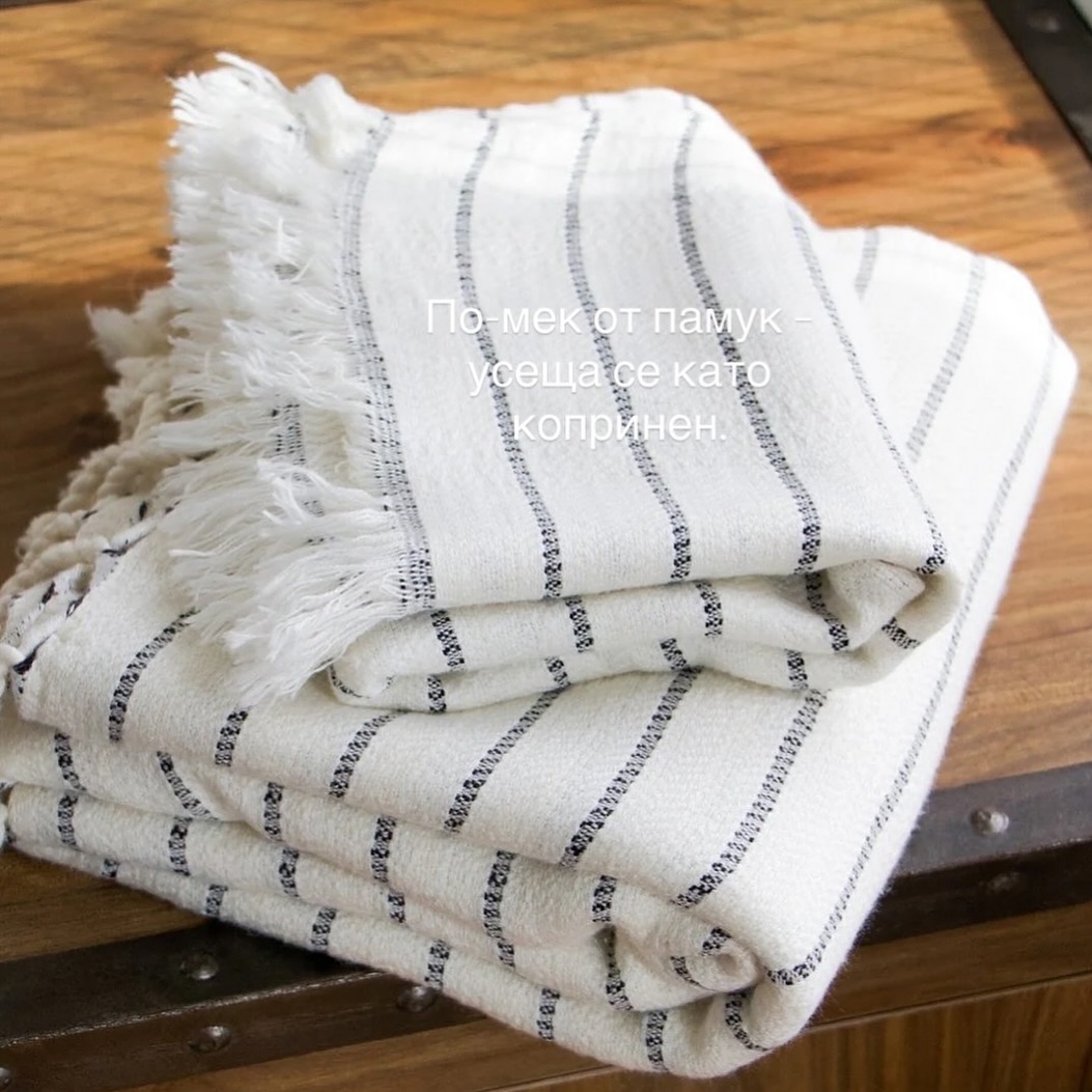 🌿 Защо да избереш бамбукови кърпи?
Бамбукът не е просто тенденция — той е природен материал с изключителни свойства, които превръщат всяка баня в усещане за лукс и свежест.
✅ Меко докосване:
Бамбуковите влакна са изключително гладки и нежни към кожата — идеални дори за най-чувствителната.
✅ Антибактериални и хипоалергенни:
Бамбукът естествено предотвратява развитието на бактерии и миризми, без нужда от химикали.
✅ Бързосъхнещи и дишащи:
Кърпите от бамбук изсъхват до два пъти по-бързо от обикновения памук, без да задържат влага.
✅ Устойчиви и екологични:
Бамбукът расте бързо, без пестициди и без да изтощава почвата — избор, който щади природата.
✅ Лукс всеки ден:
Комбинацията от мекота, лекота и естествен блясък прави бамбуковите кърпи не просто аксесоар, а истинско удоволствие за сетивата.
#бамбуковикърпи #bamboo #bambooTowels #естественкомфорт #натураленлукс #бамбук