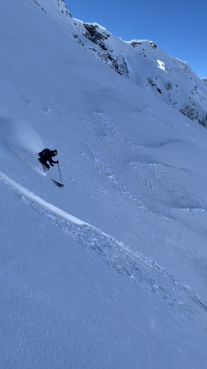 This is your sign to book your #andermatt holidays!🤍 What are you waiting for? #steepskiing #backcountryskiing #switzerland #freeride