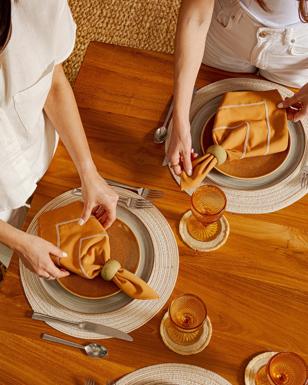 How do we know the season has truly begun?
When the air feels softer, the light turns golden… and everything suddenly tastes like Pumpkin Spice.
A table that feels like fall itself. Warm, comforting and full of flavor. The Pumpkin Spice Napkin, a little nod to the season we all wait for. 🤎