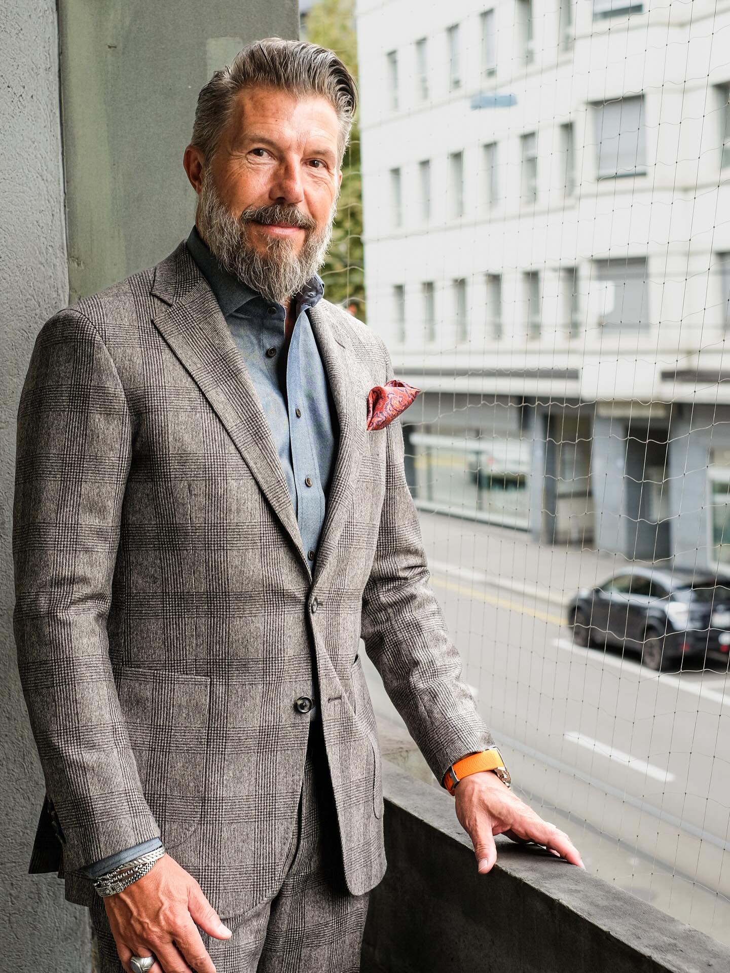 🕴️ Stil trifft Charakter:
@rainerhaegeli setzt ein modisches Statement mit einem exquisiten Prince of Wales von Vitale Barberis Canonico S.P.A. in edlem Taupe/Nussbraun.
Gekonnt kombiniert mit einem lässigen Denim-Hemd und einer orangefarbenen Pochette – ein Look, der das Klassische mit moderner Lässigkeit vereint. Ein Outfit, das nicht nur inspiriert, sondern auch zeigt: Stil ist eine Haltung. #madetomeasure #massschneiderzürich #massanzug #massanzugzürich #maßhemd #masshemdzürich #massmode #mode #fashion #