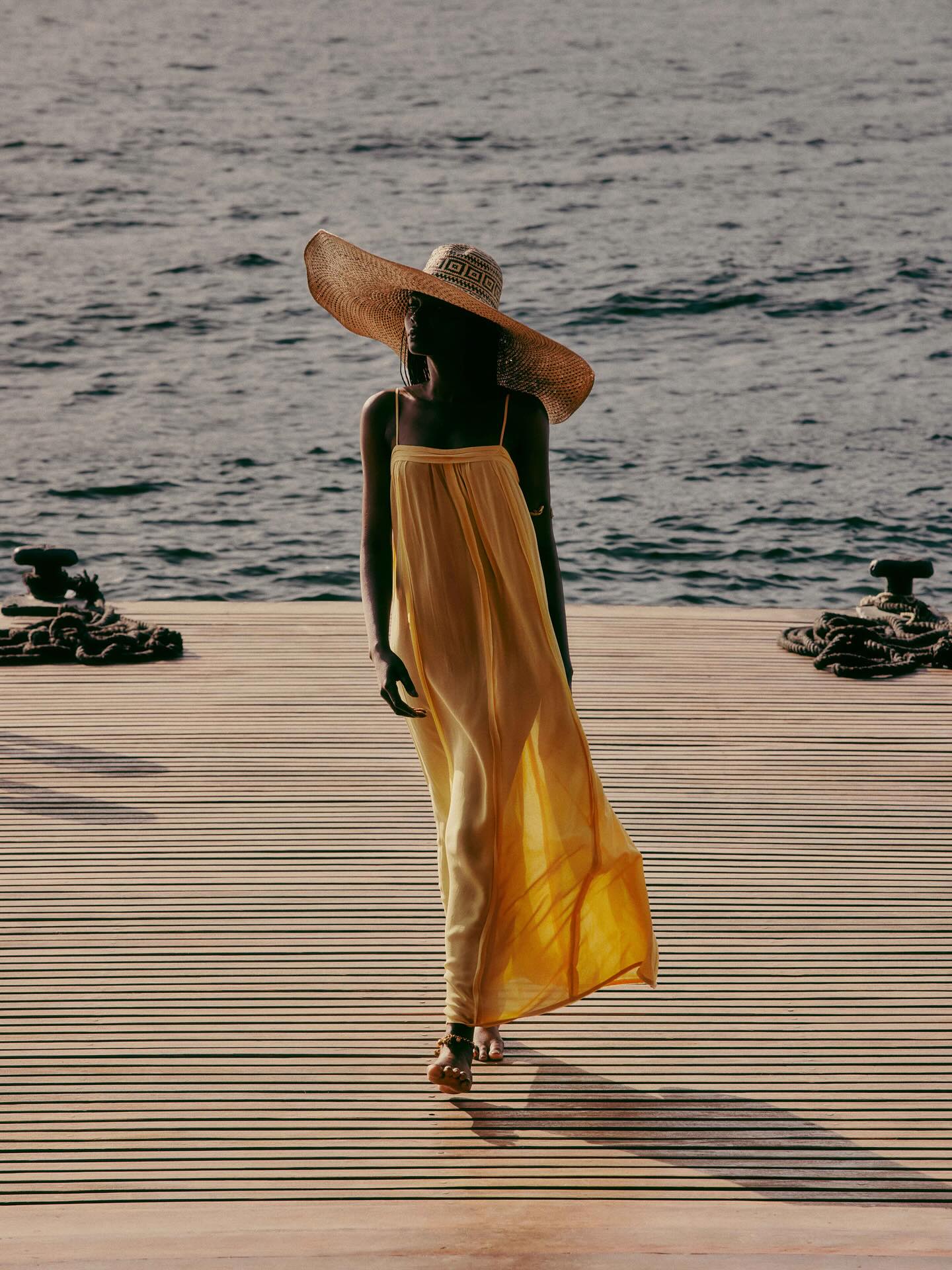 A Maria Filó apresenta a coleção Alto Verão 26, uma composição de design e conceito inspirada em música. Dividida em nove cápsulas, a temporada traduz frescor, liberdade e autenticidade por meio de vestidos fluidos, shapes contemporâneos, estampas tropicais e detalhes artesanais. Cada peça nasce como uma nota dessa trilha sonora de verão, unindo estética, funcionalidade e sofisticação.
Descubra a coleção completa no link da bio.
#MariaFiló #AltoVerão26 #ModaBrasileira #FashionDesign #ResortWear #Verão2026 #EstiloBoho #ModaSustentável #EstampasExclusivas #ModaFeminina #DesignDeModa