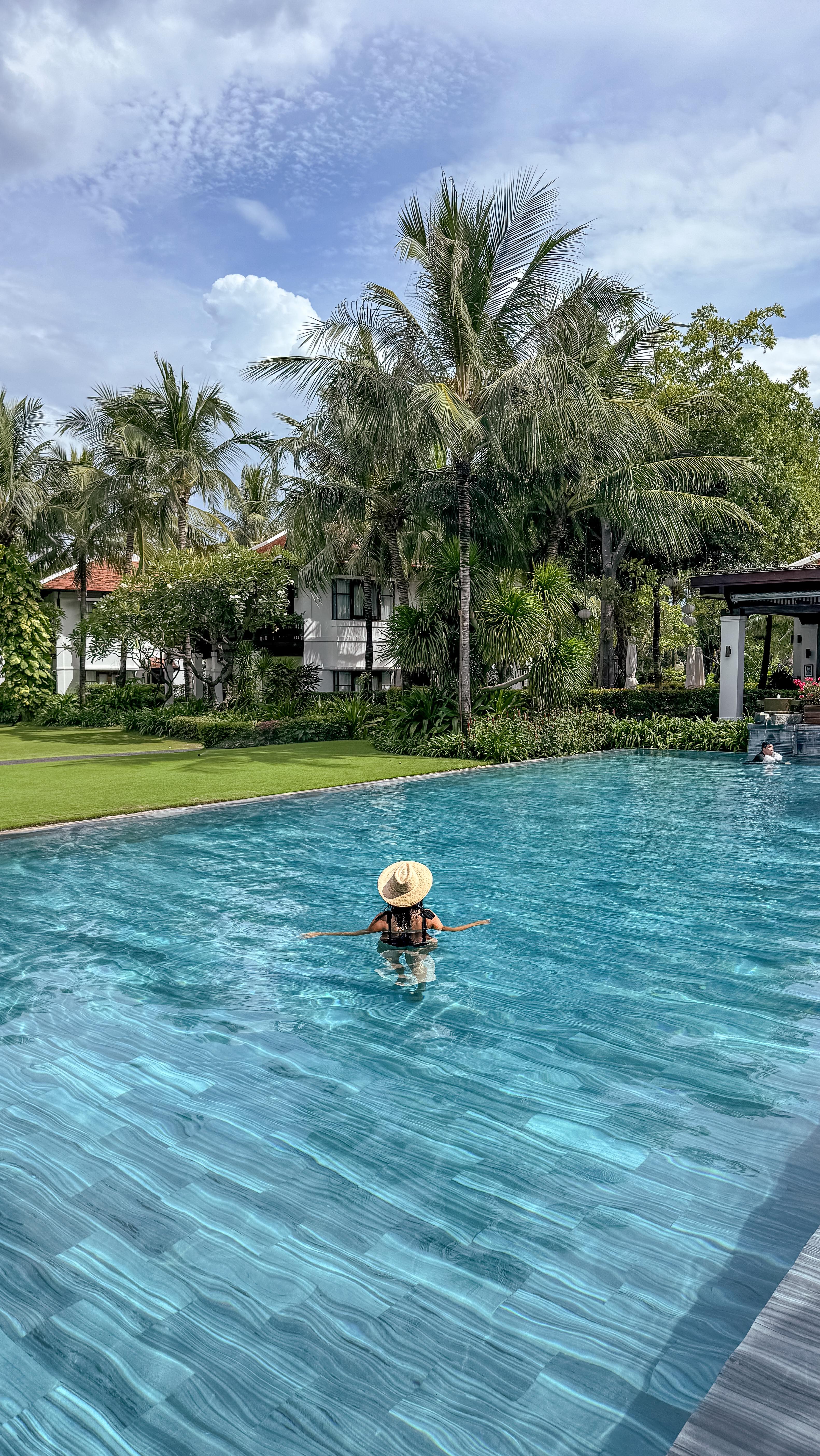 טיול מחוץ לעונה – לא תמיד זוהר כמו שזה נשמע ☔️
מצד אחד – יש יתרונות ברורים: מחירים נמוכים יותר, פחות תיירים, מסעדות ואטרקציות רגועות יותר.
אבל… מזג האוויר לא צפוי, ולפעמים הוא פשוט הורס תכניות 💨
אנחנו למשל נקלענו ליומיים של גשם בלי הפסקה – וזה דרש מאיתנו לשנות הכל!
אז הנה כמה טיפים שיעזרו לכם להנות מטיול מחוץ לעונה:
🌧️ תהיו מוכנים נפשית – תבואו בראש פתוח, כי לא הכול הולך לפי התכנית
🌧️ אל תסגרו הכול מראש – תשמרו על גמישות לשינויים של הרגע האחרון
🌧️ תמיד תכינו Plan B – אטרקציות סגורות? הכינו מראש אלטרנטיבות
🌧️ השאירו זמן באפר – כך לא תרגישו שפספסתם אם משהו יתבטל