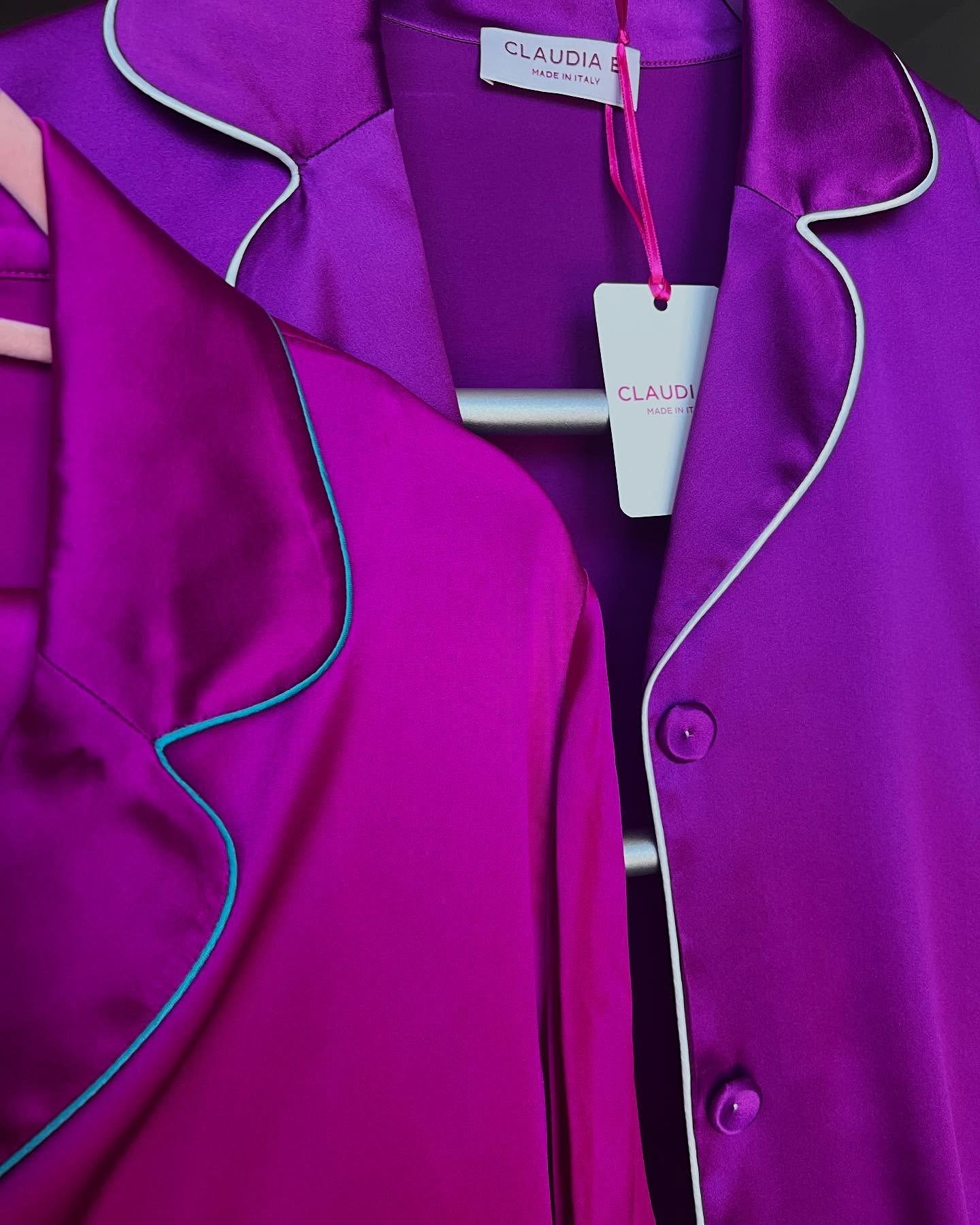 Ogni colore rappresenta perfettamente un nostro stato d’animo. A volte anche solo una leggera differenza di tono ci attira o ci respinge. Perché? Inutile chiederlo…
Scegliere sempre di cuore ciò che appare bello..a noi! In primis.
Pijiama in Raso di Seta, Fucsia con piping Turchese e Pijiama in Raso di Seta, Lillac con piping Bianco.
#seta #silk #pijiamas #colore #cuore #anima #soul #heart #handmade #sartorial #madeinitaly #feelings #yourlife