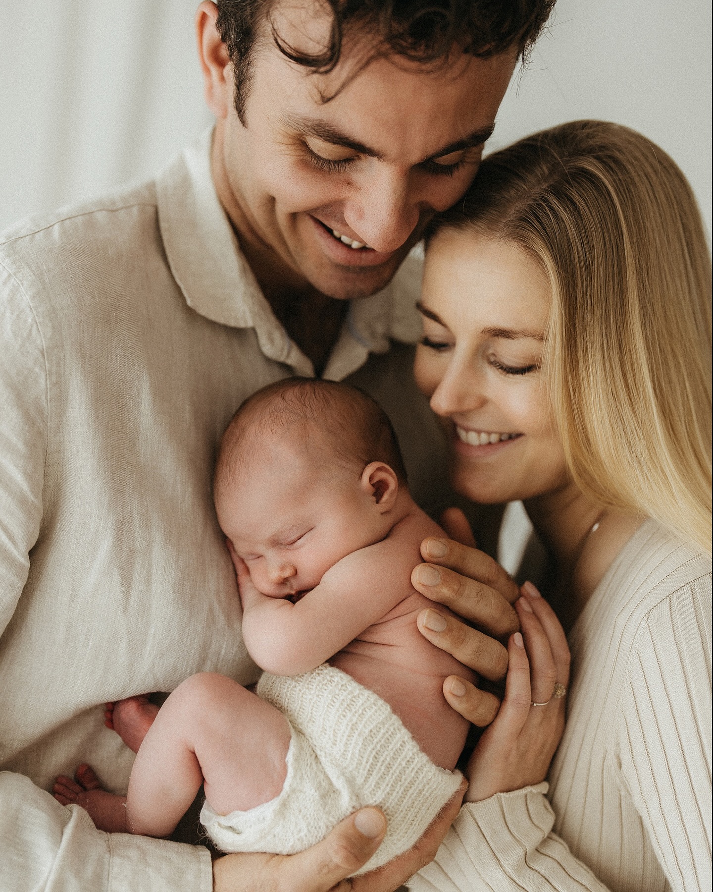 Just some of my favourites from this beautiful newborn session captured in studio ✨